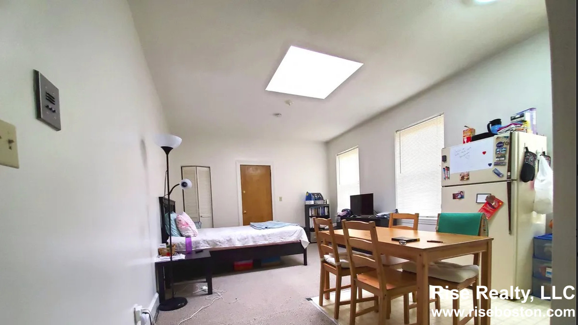 Studio bed, 1 bath apartment for rent at 1419 Commonwealth Ave Unit 502, Allston — photo 2 of 4