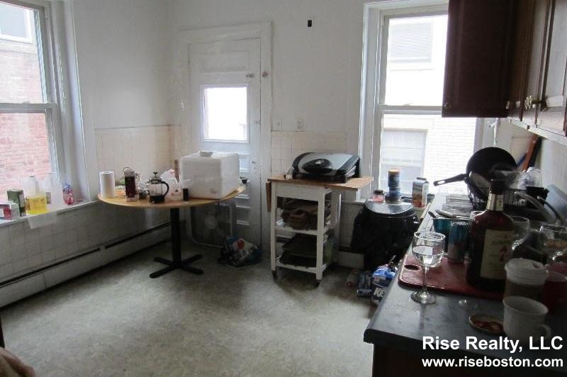 4 bed, 1 bath apartment for rent at 47 Strathmore Rd Unit 2, Brighton — photo 3 of 8