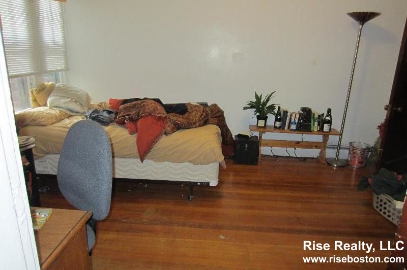 4 bed, 1 bath apartment for rent at 47 Strathmore Rd Unit 2, Brighton — photo 5 of 8