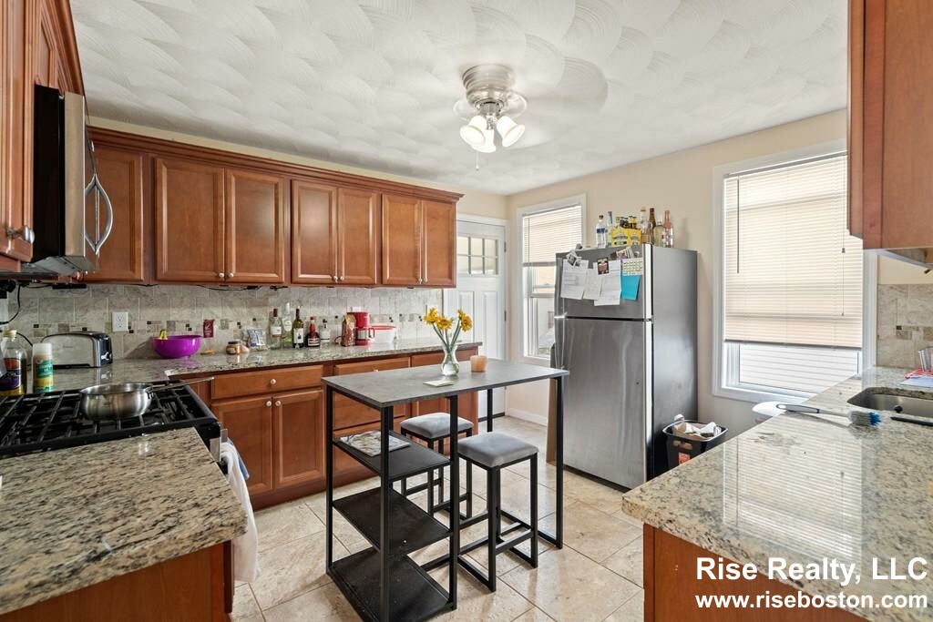 3 bed, 1 bath apartment for rent at 55 Easton Unit 2, Allston — photo 5 of 16