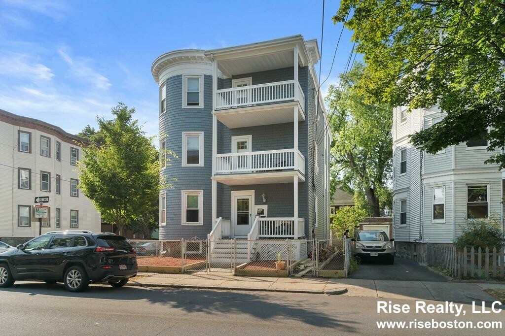 3 bed, 1 bath apartment for rent at 55 Easton Unit 2, Allston — photo 3 of 16