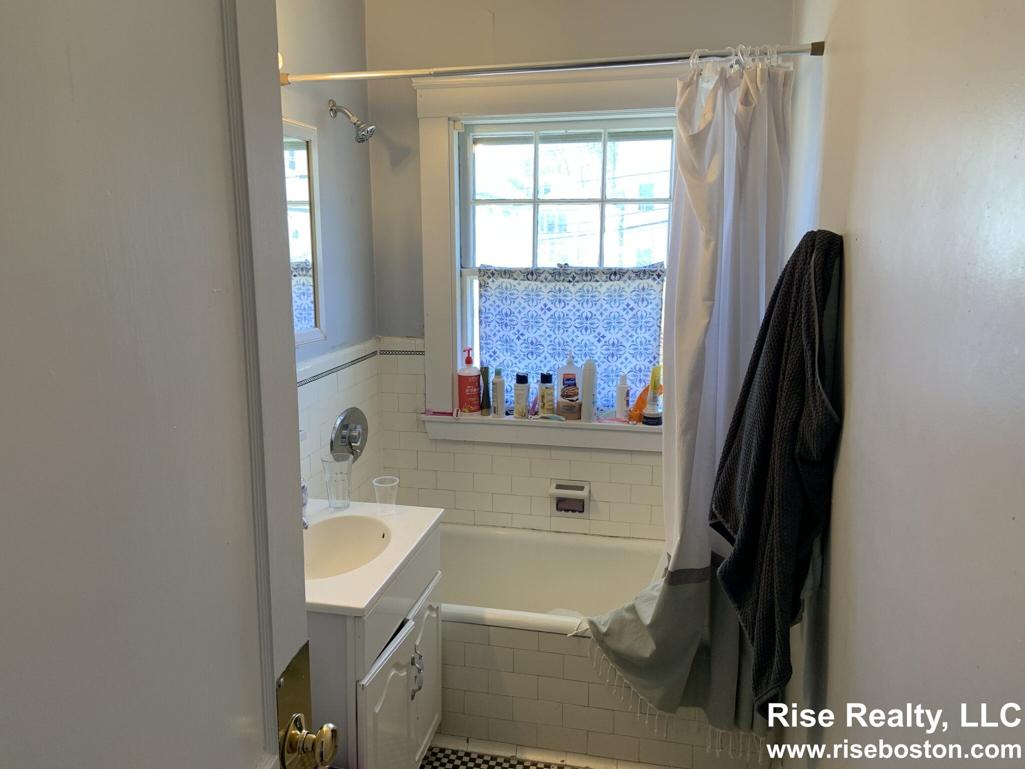 6 bed, 2.5 bath apartment for rent at 21 Gerald Rd Unit House, Brighton — photo 3 of 15
