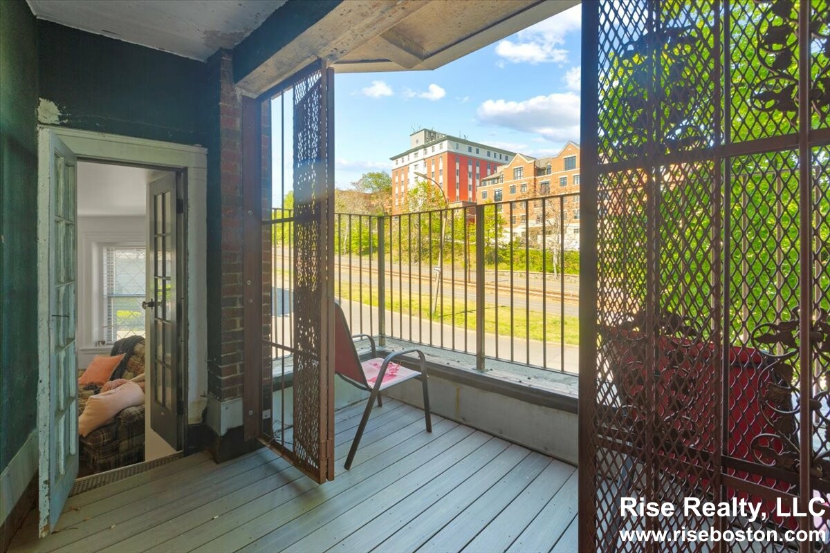 1462 Commonwealth Ave, Brighton