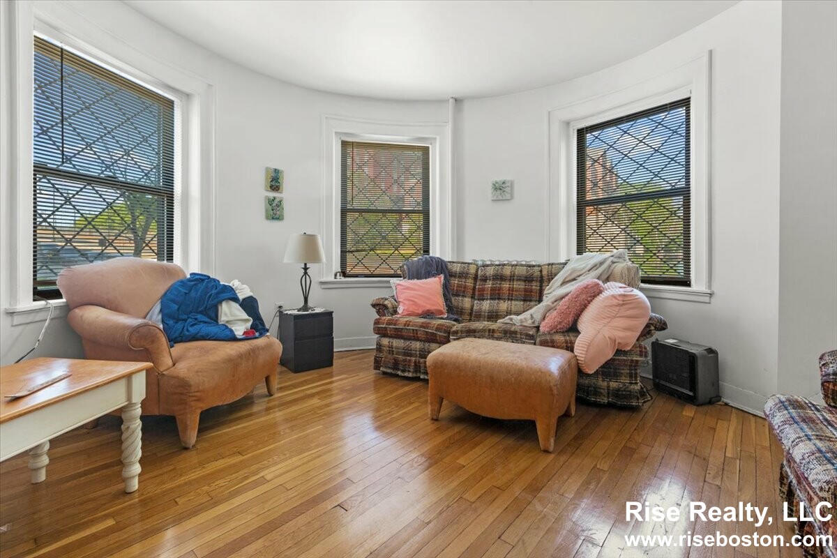 1462 Commonwealth Ave, Brighton