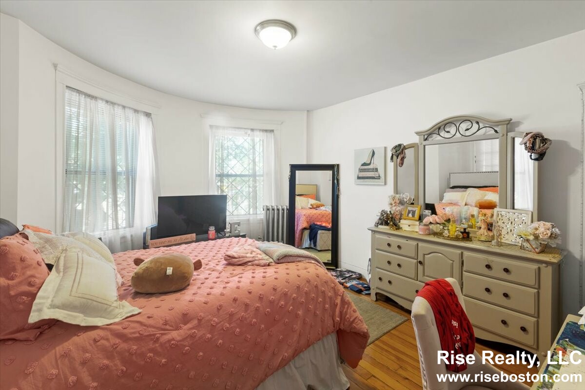 1462 Commonwealth Ave, Brighton