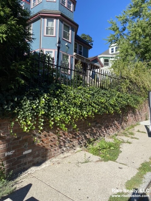 74 Georgia St, Roxbury