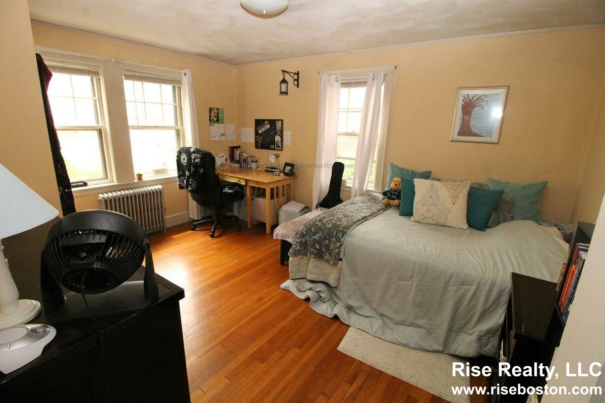 3 bed, 1 bath apartment for rent at 26 Radnor Rd Unit 1, Brighton — photo 7 of 14