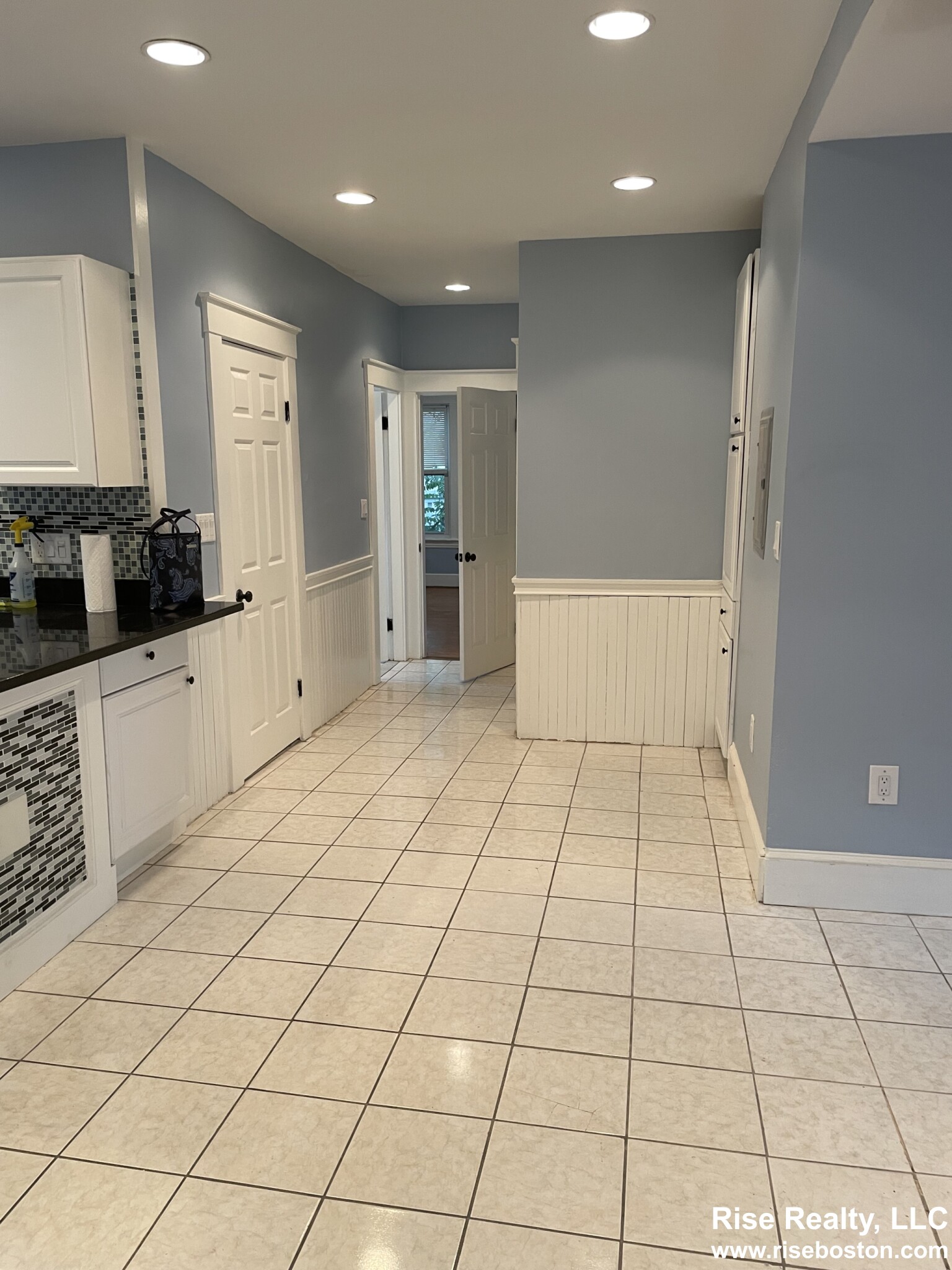 4 bed, 2 bath apartment for rent at 9 Reed St Unit 3, Cambridge — photo 2 of 19