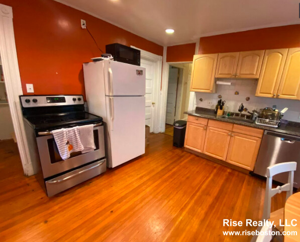 3 bed, 1 bath apartment for rent at 10 Sachem St Unit 1, Mission Hill — photo 5 of 9