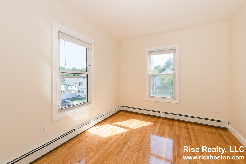 126 Monument St, Medford