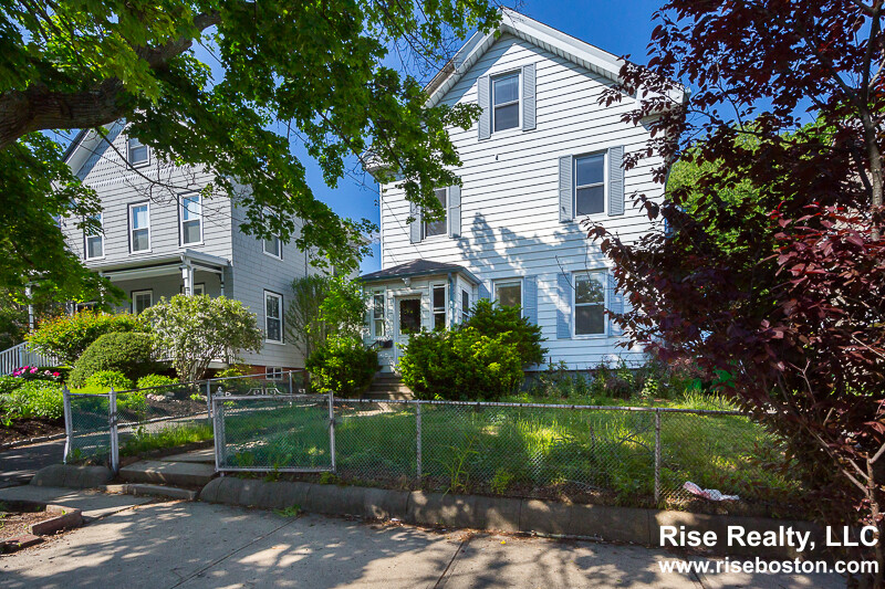 126 Monument St, Medford