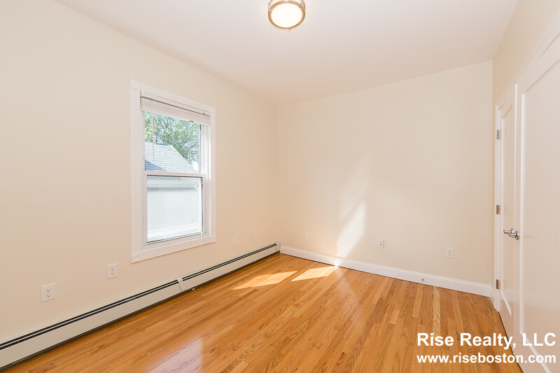 126 Monument St, Medford