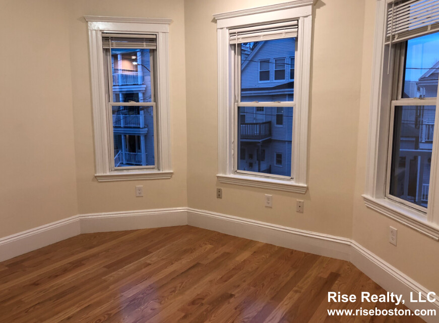 36 Brackett St, Oak Square