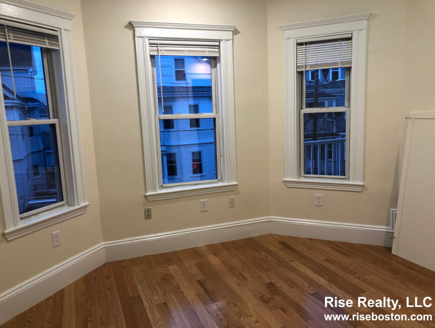 36 Brackett St, Oak Square