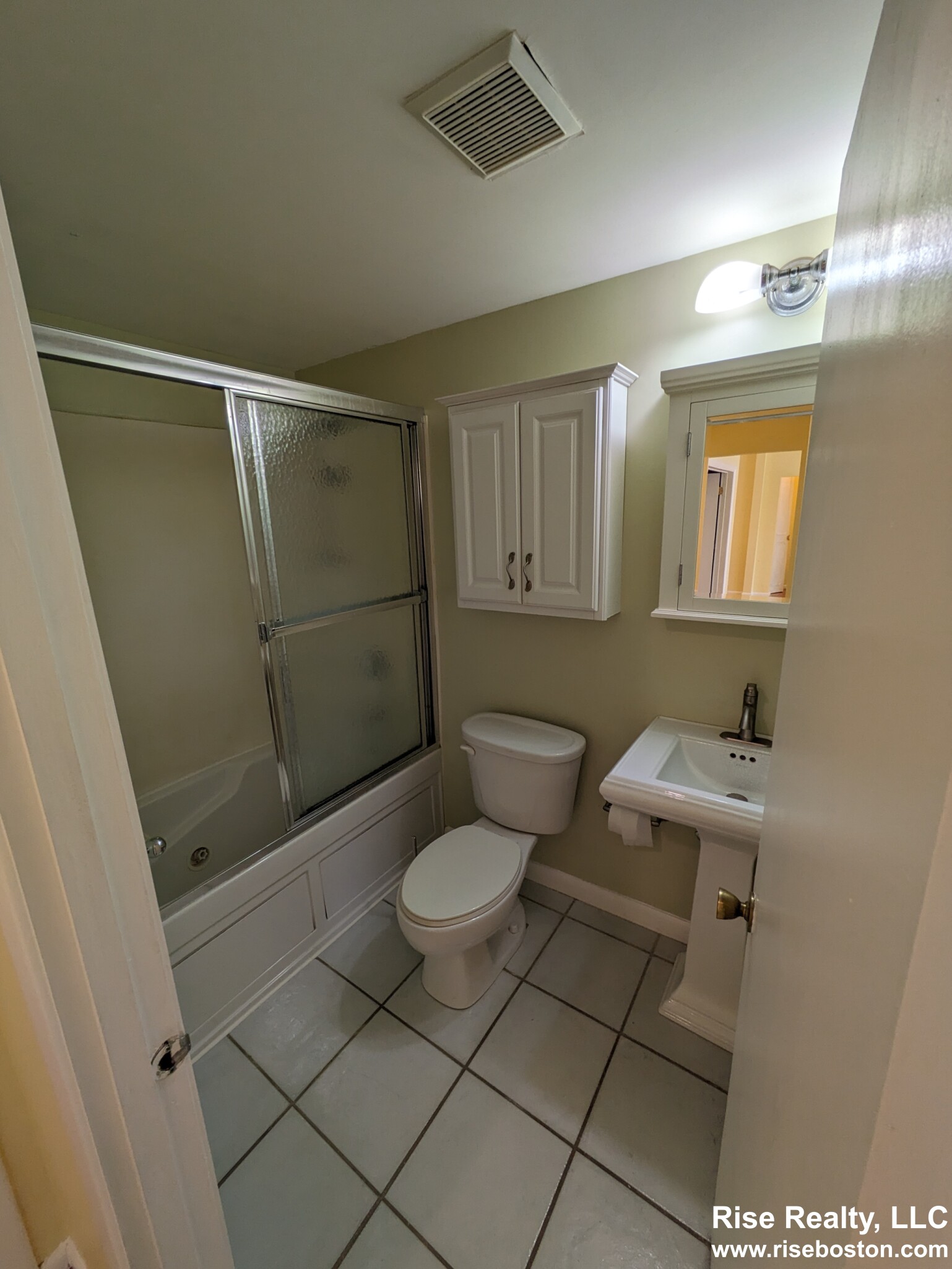 162 Lake Shore Rd, Oak Square