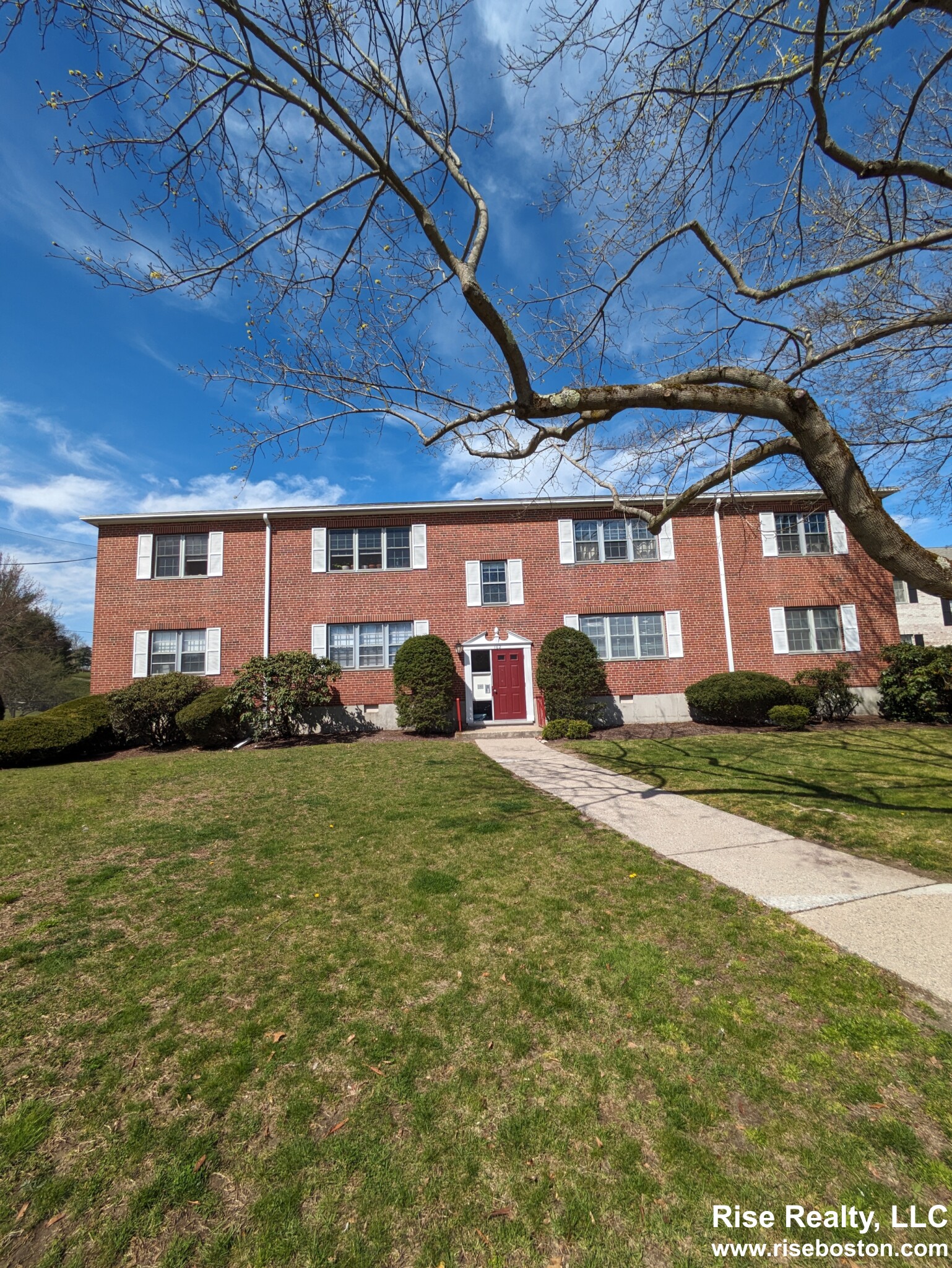 162 Lake Shore Rd, Oak Square