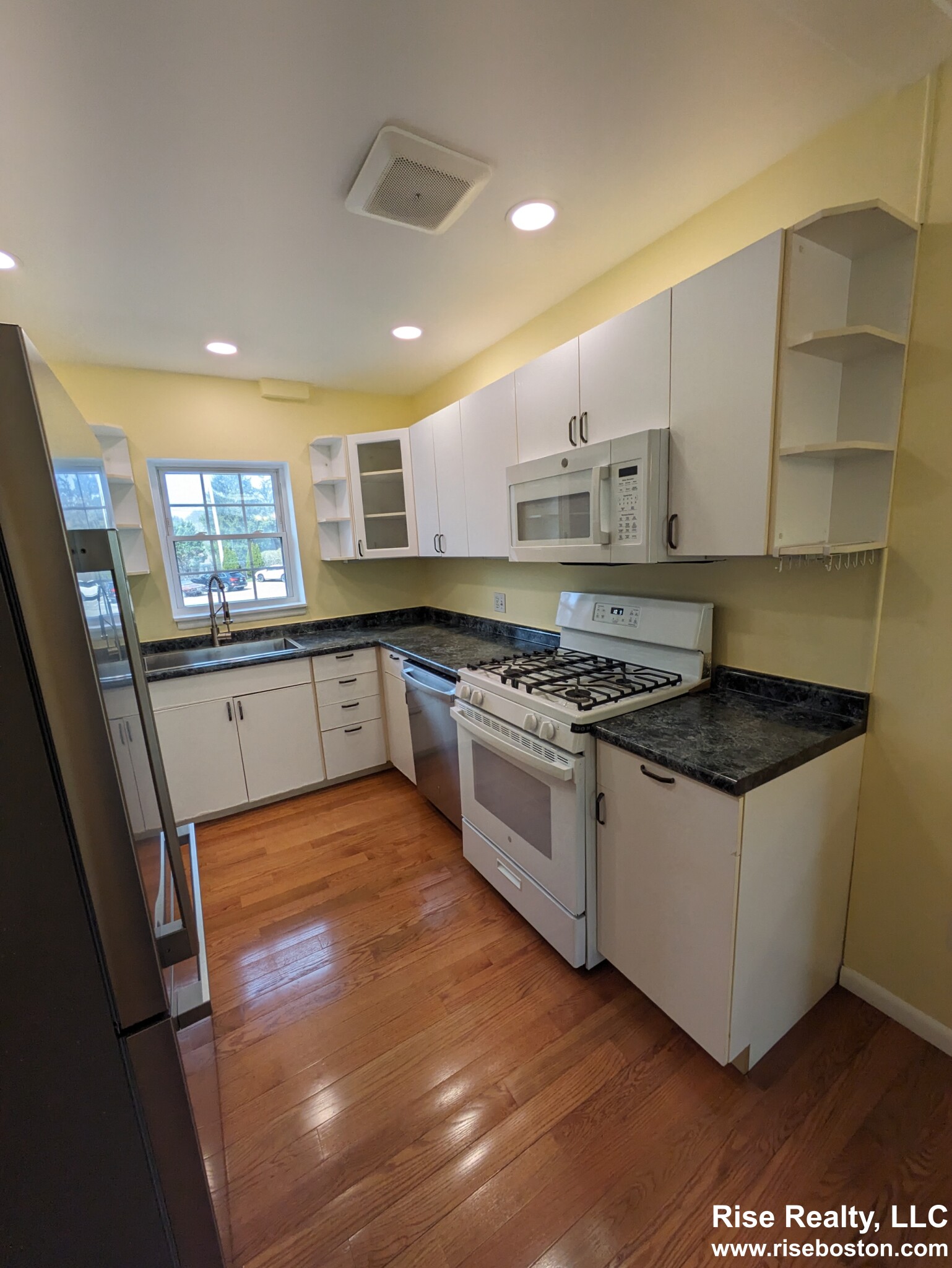 162 Lake Shore Rd, Oak Square