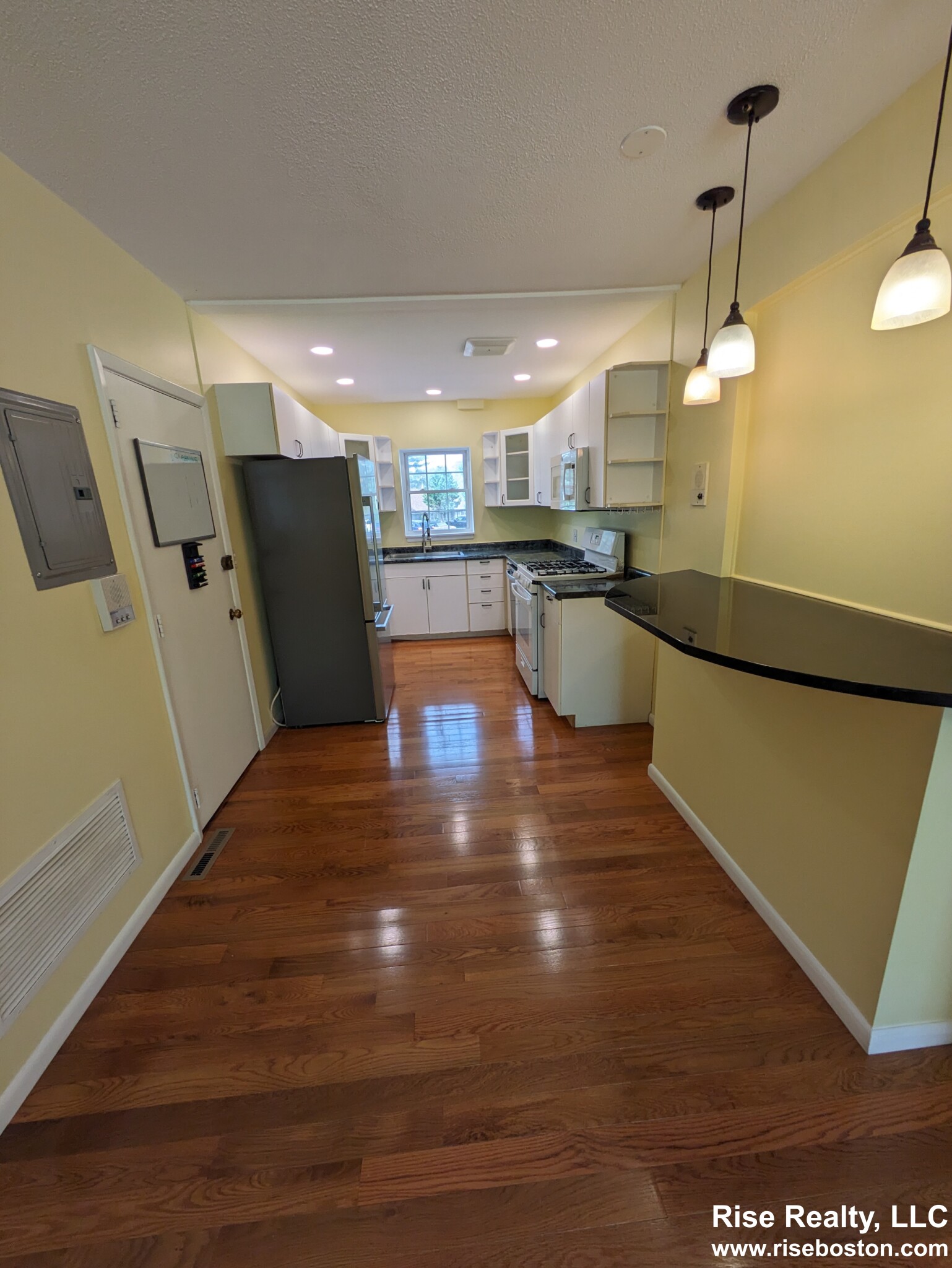 162 Lake Shore Rd, Oak Square