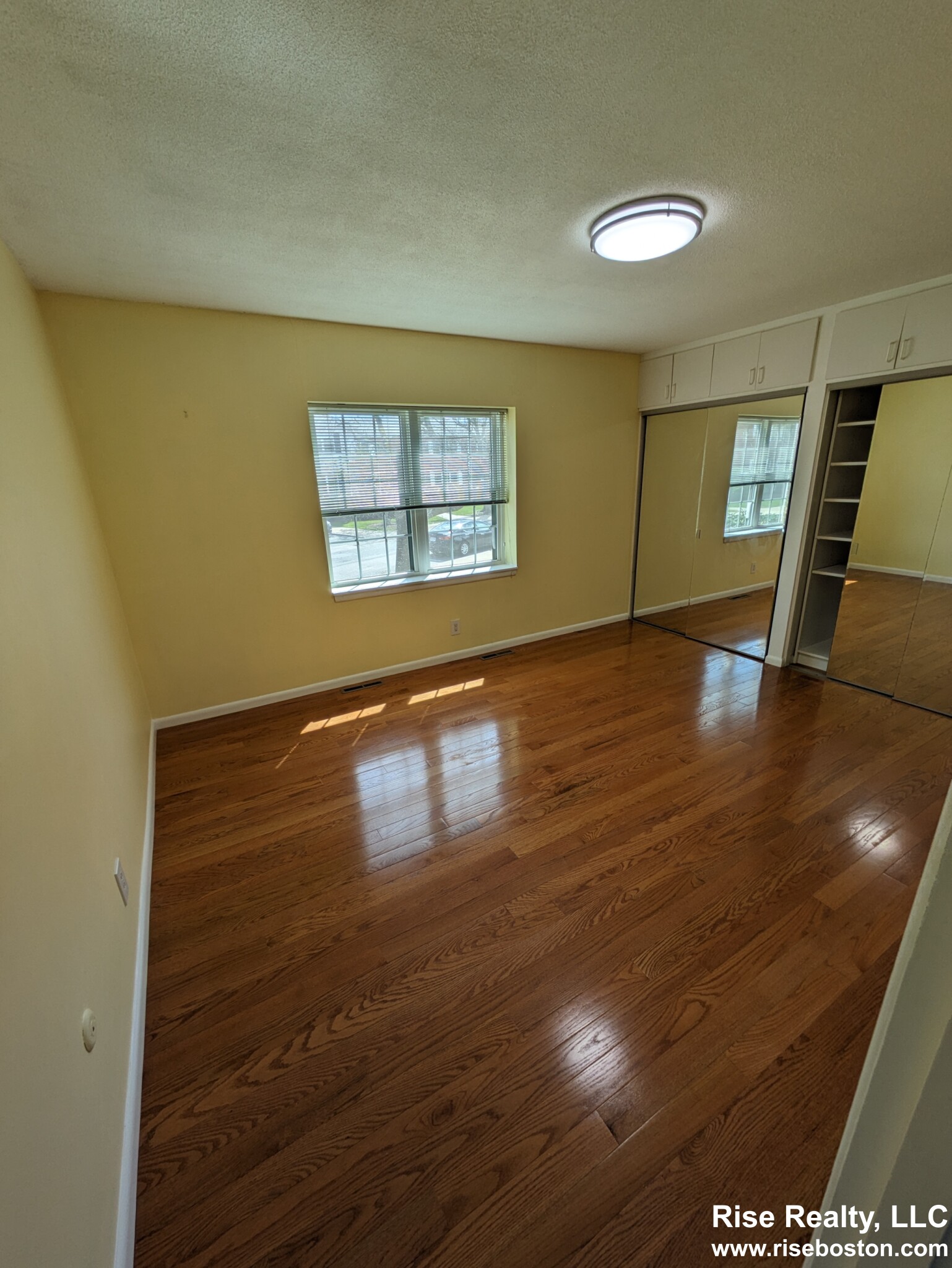 162 Lake Shore Rd, Oak Square