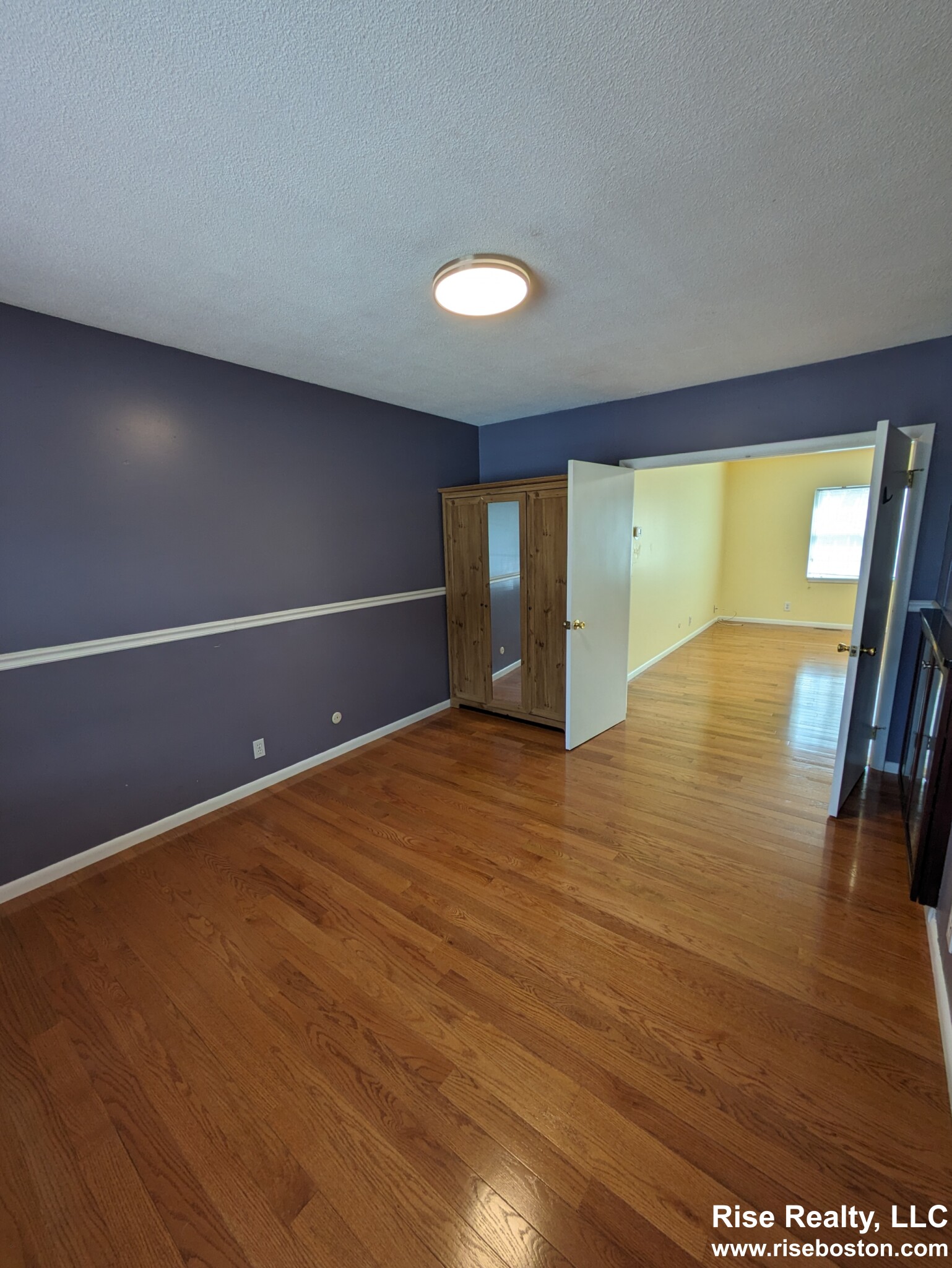 162 Lake Shore Rd, Oak Square