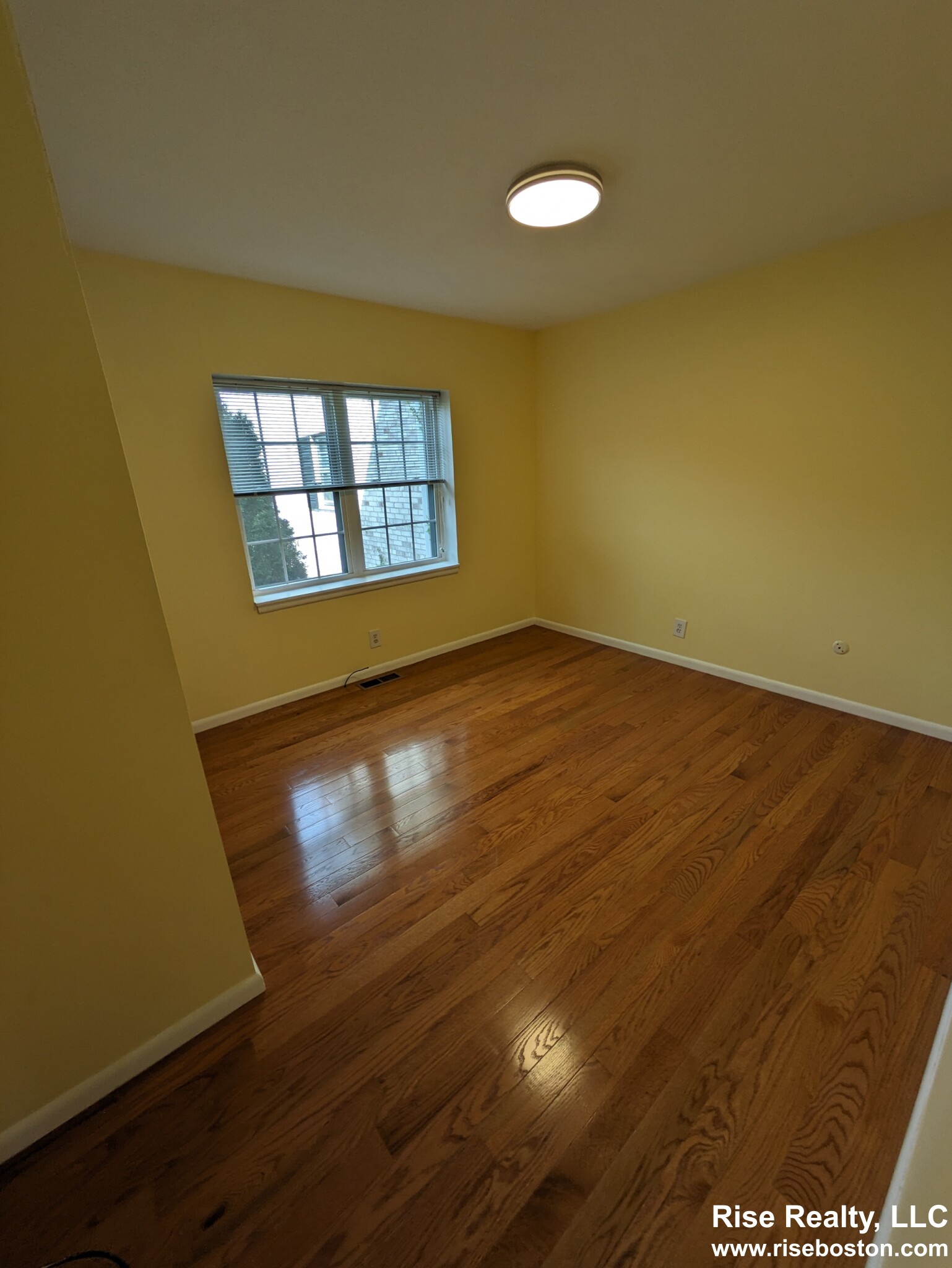 162 Lake Shore Rd, Oak Square