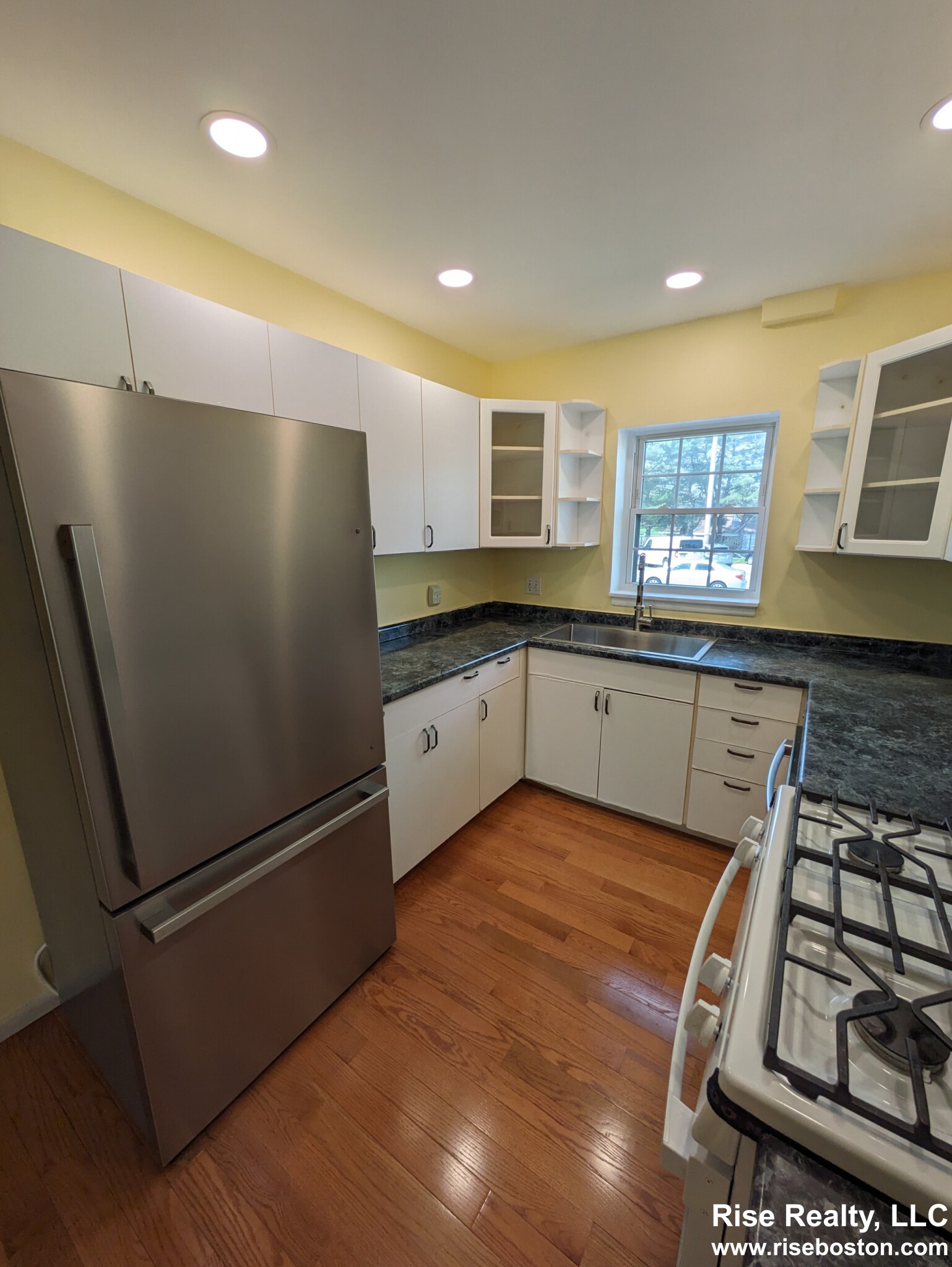 162 Lake Shore Rd, Oak Square