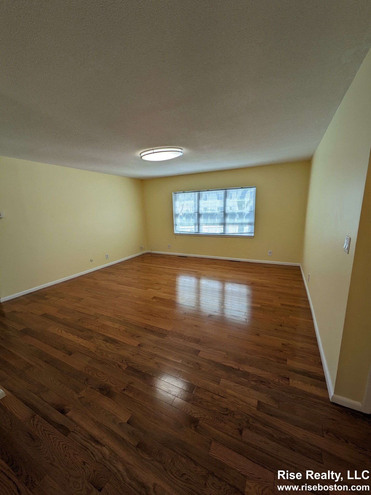 162 Lake Shore Rd, Oak Square