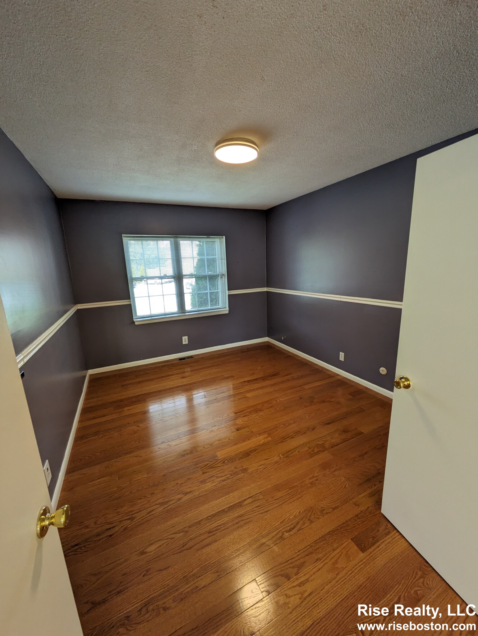 162 Lake Shore Rd, Oak Square