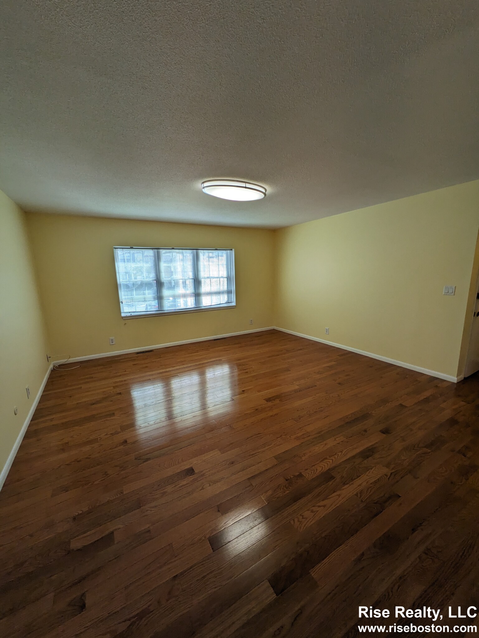 162 Lake Shore Rd, Oak Square