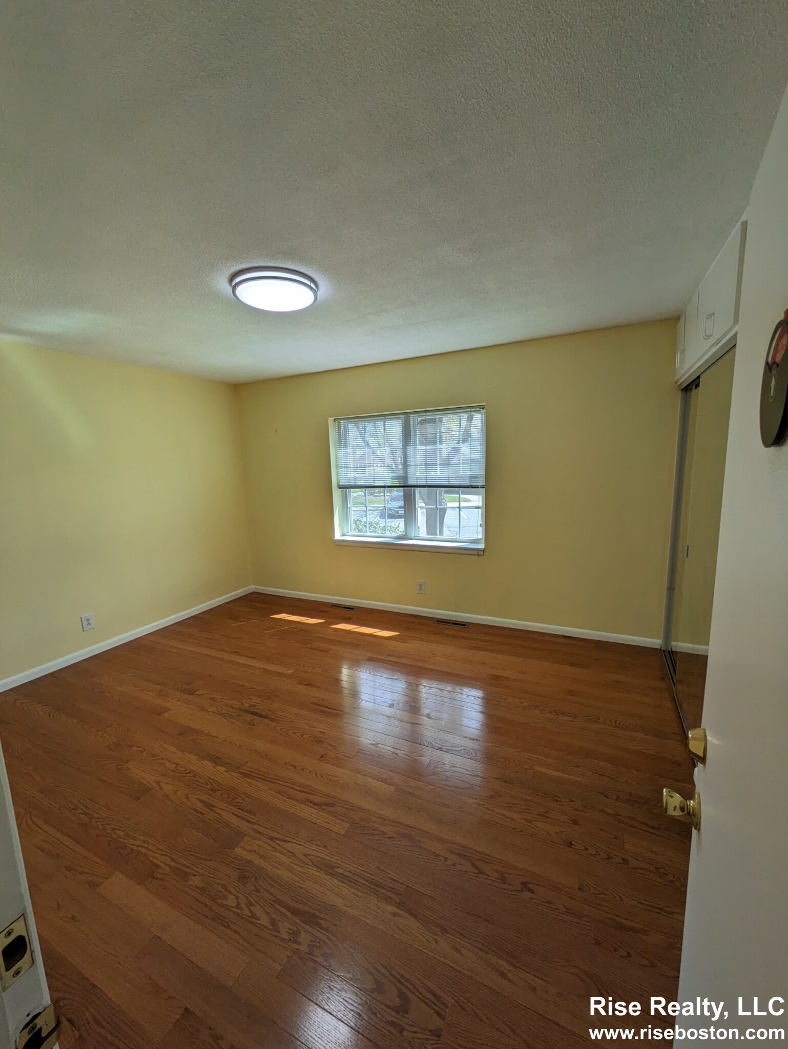 162 Lake Shore Rd, Oak Square