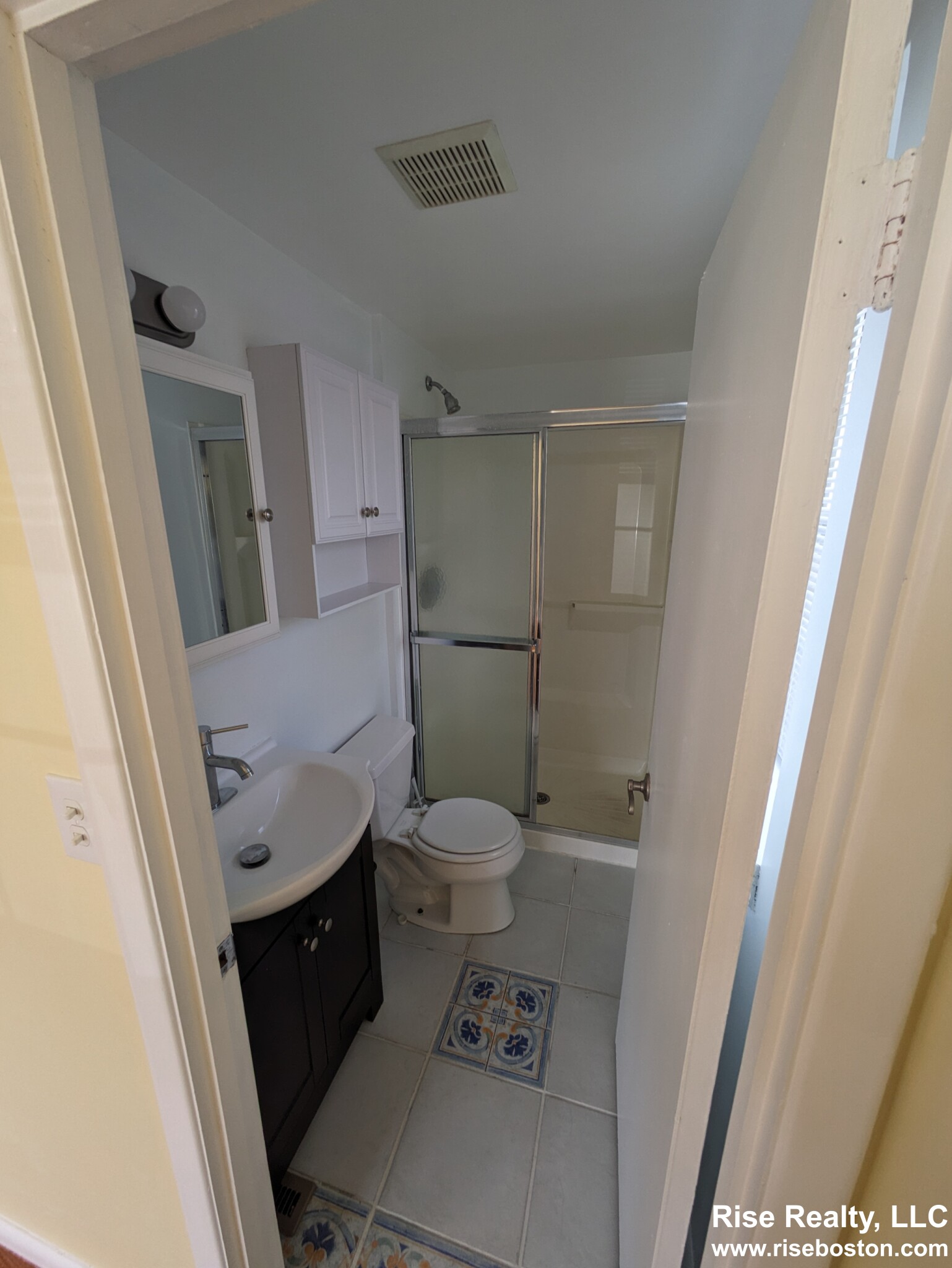 162 Lake Shore Rd, Oak Square