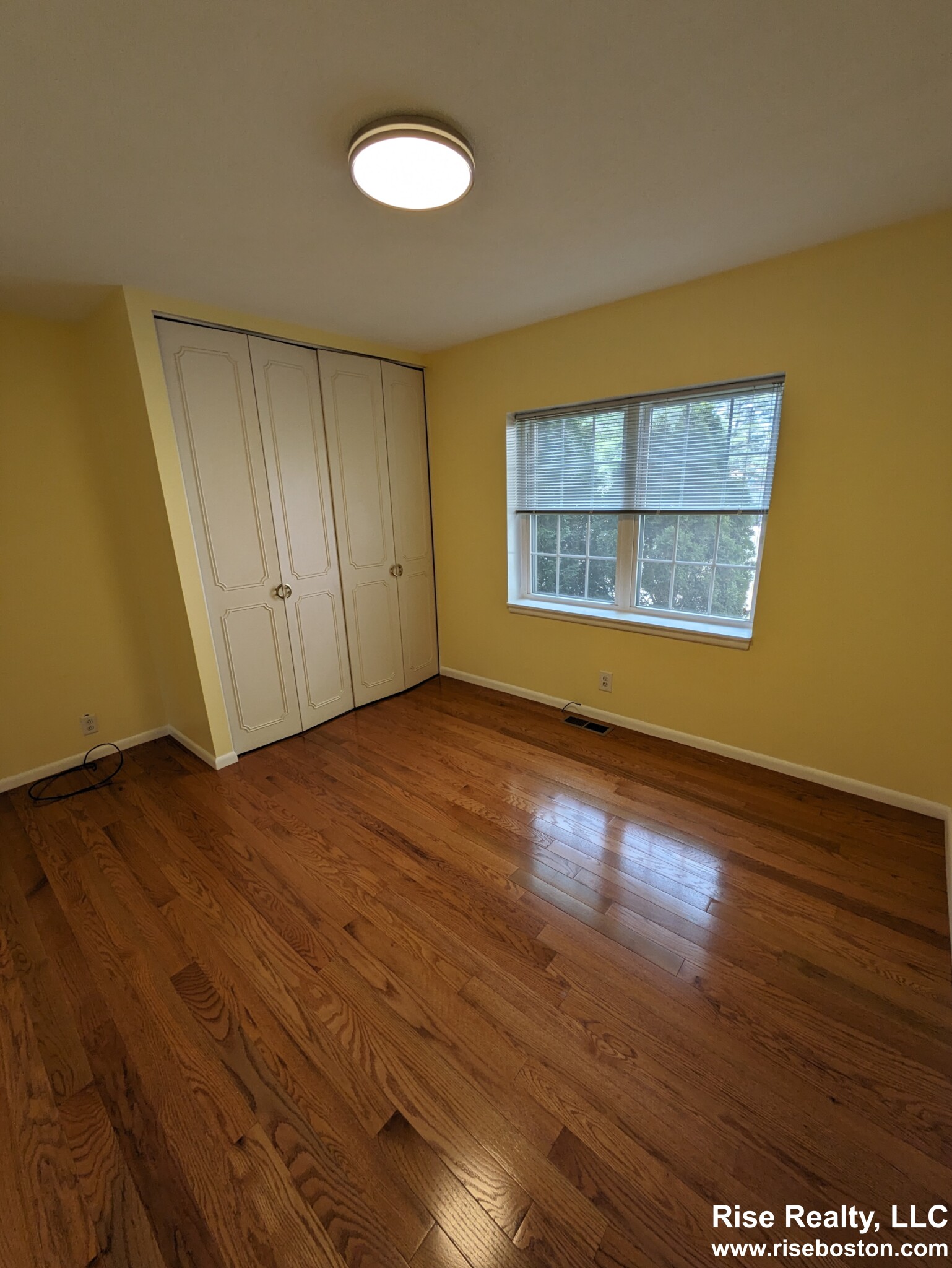 162 Lake Shore Rd, Oak Square