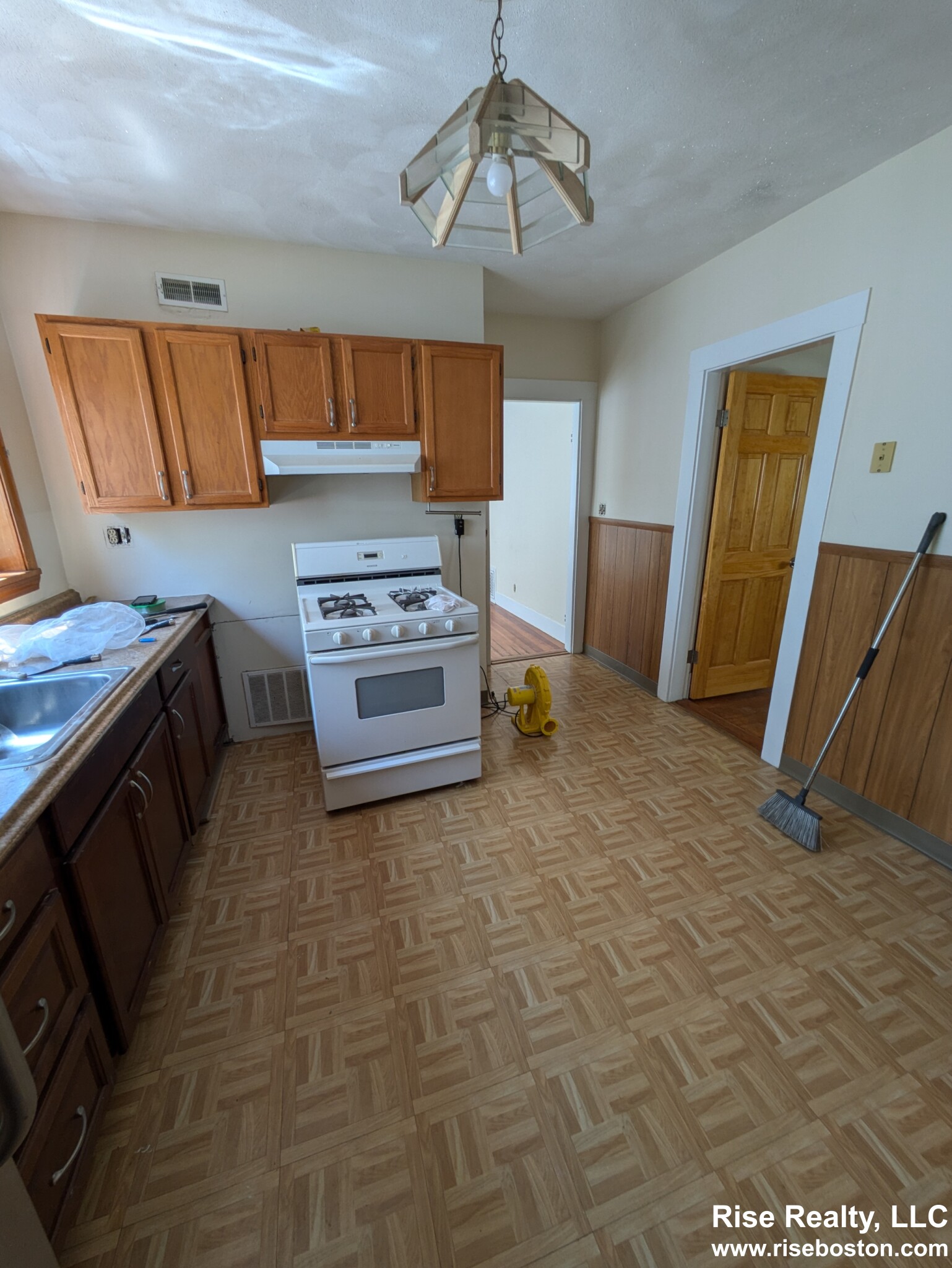 39 Montfern Ave, Oak Square