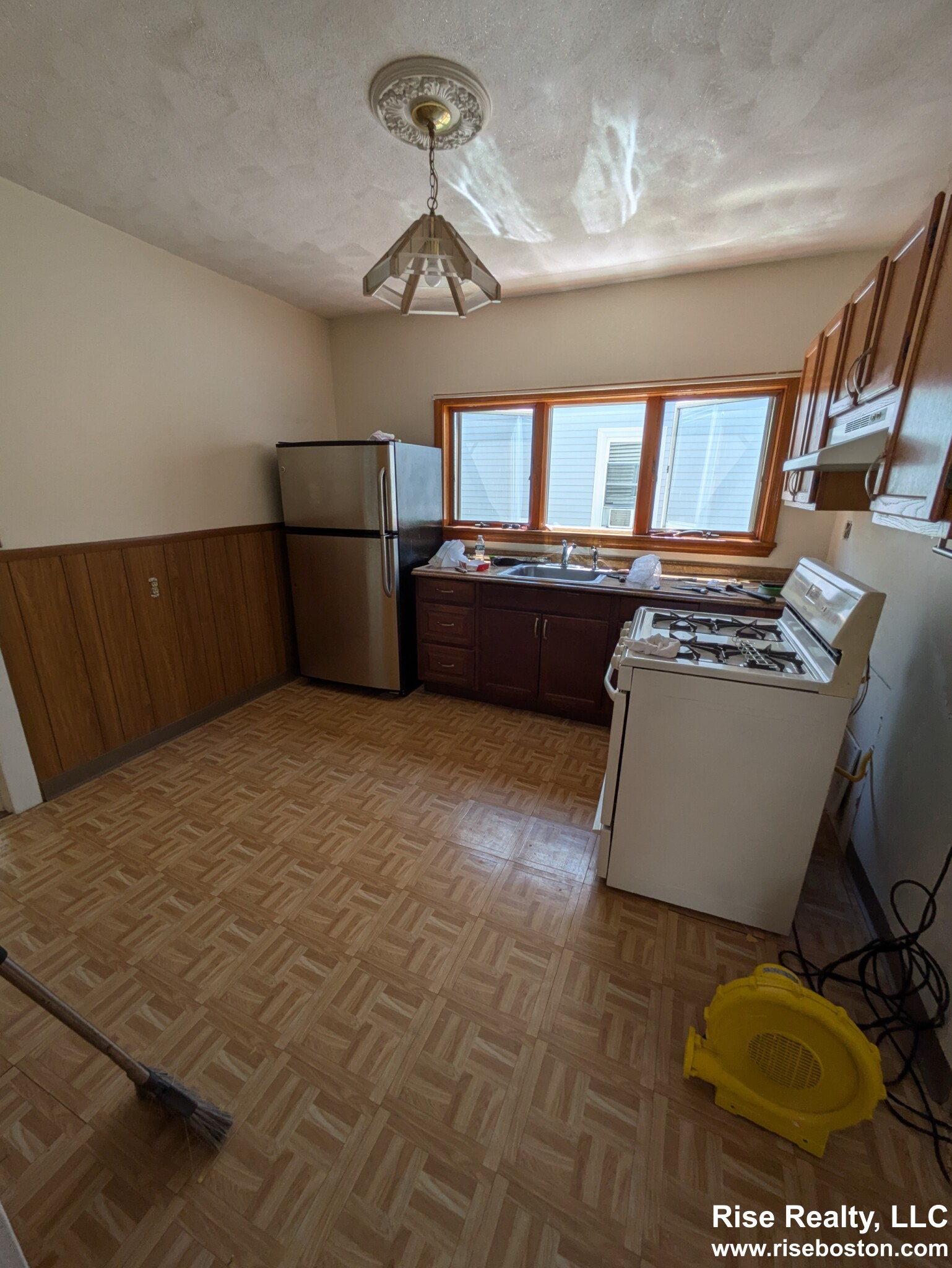 39 Montfern Ave, Oak Square