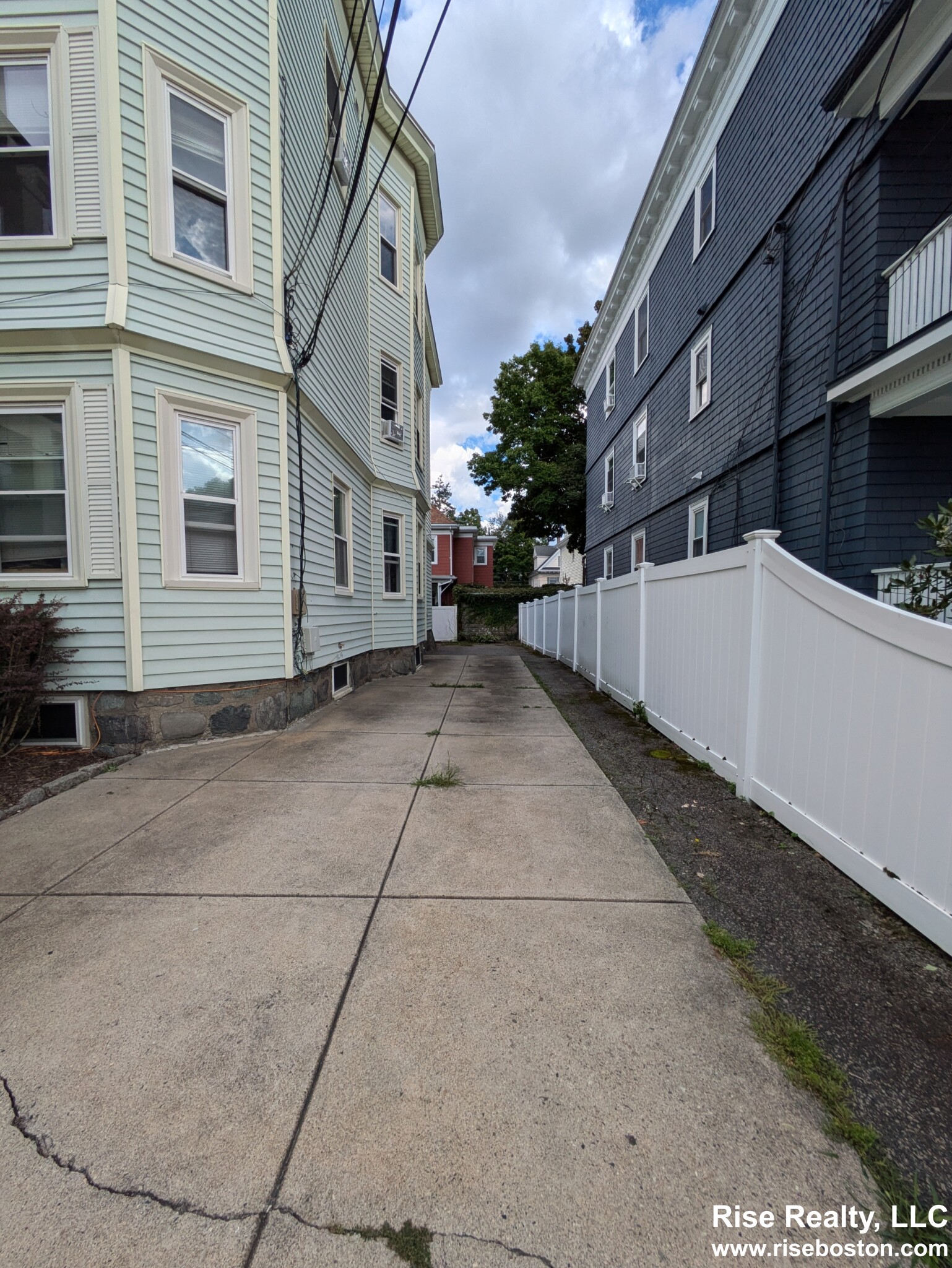 51 Montfern Ave, Oak Square