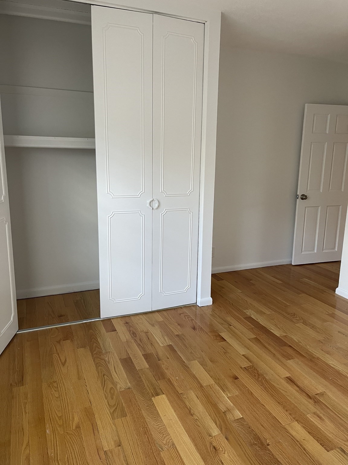 166 Lake Shore Rd, Oak Square