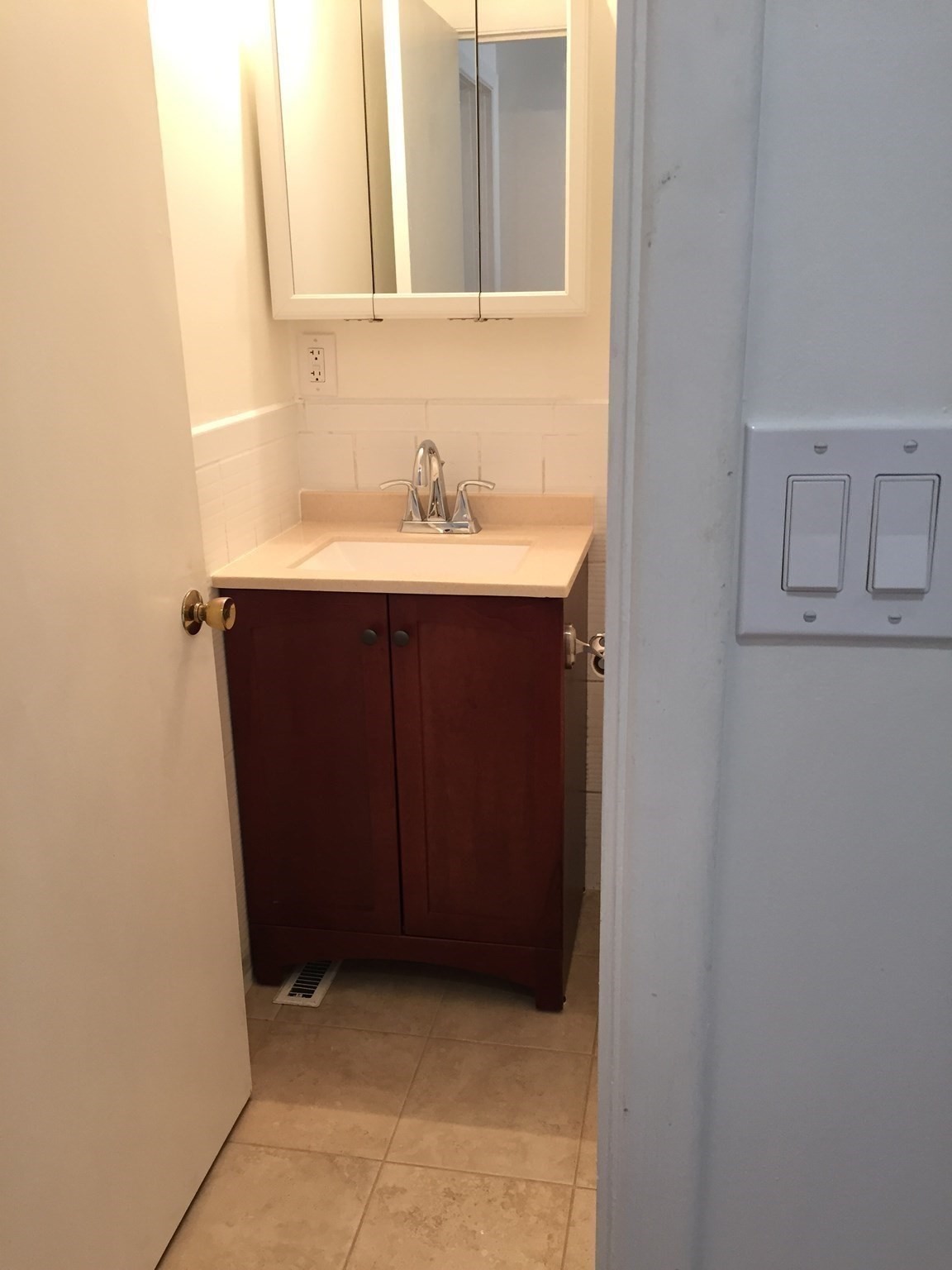 166 Lake Shore Rd, Oak Square