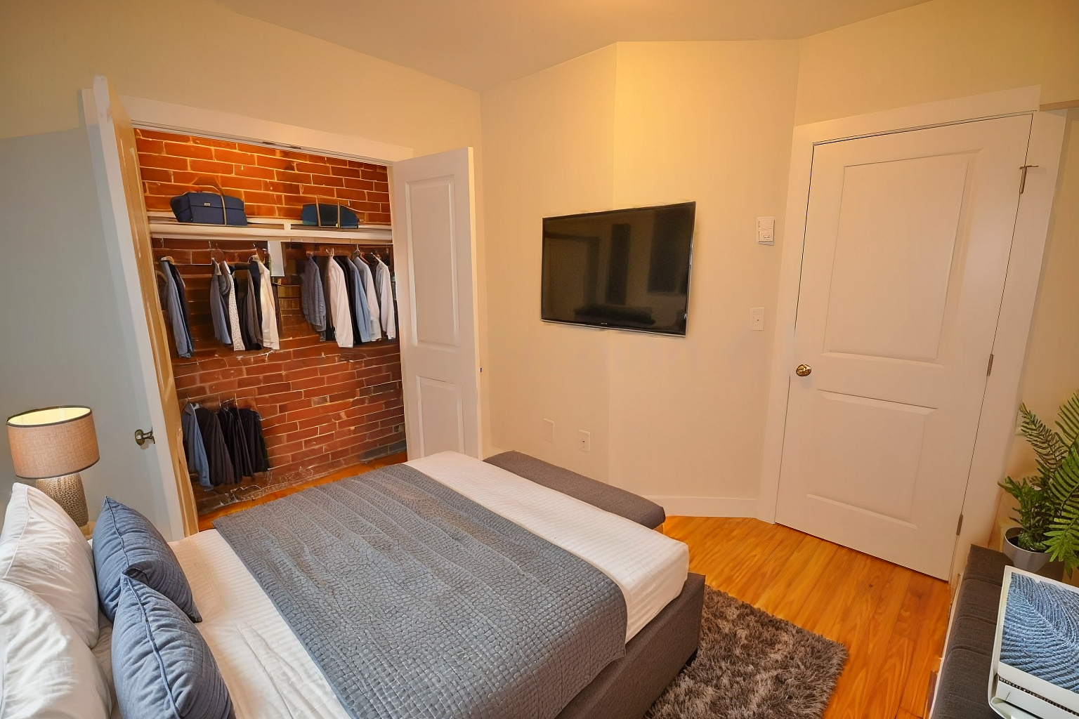 22 Sussex St, Roxbury