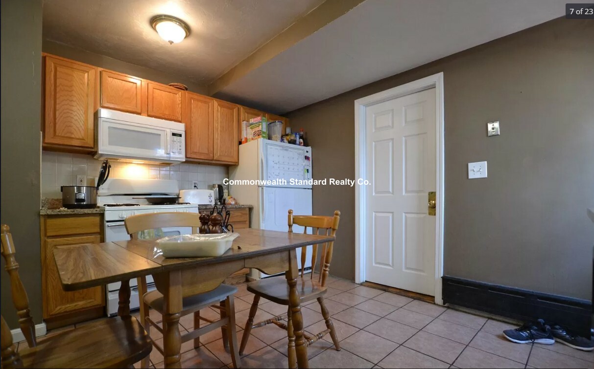 86 Linden St, Allston