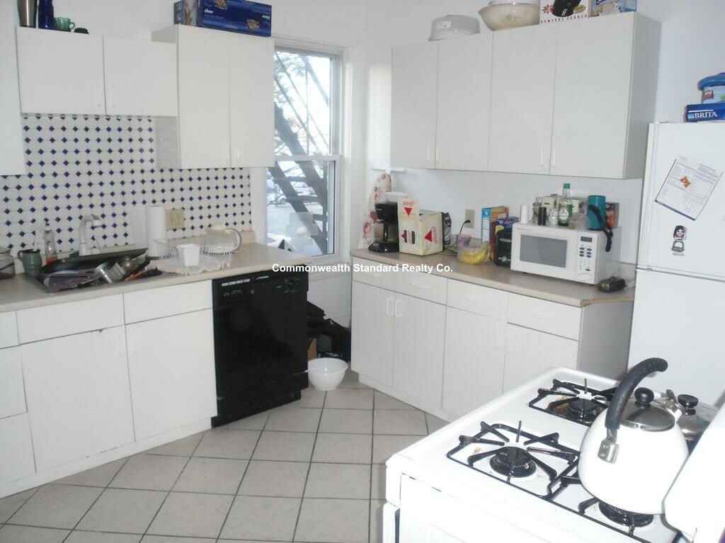 5 bed, 2 bath apartment for rent at 32 Chester St Unit 2, Allston — photo 2 of 11