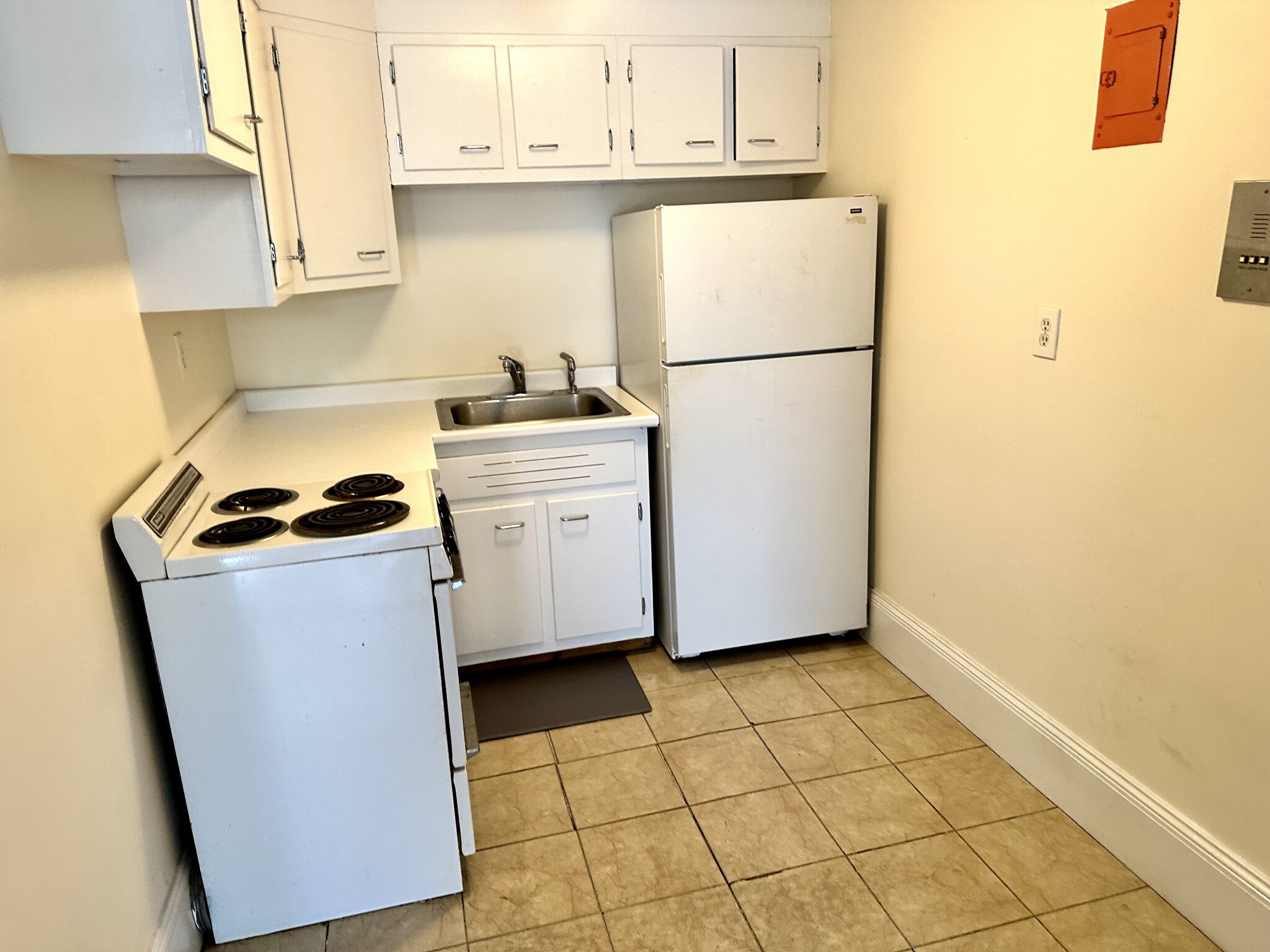 1071 Beacon St, Longwood