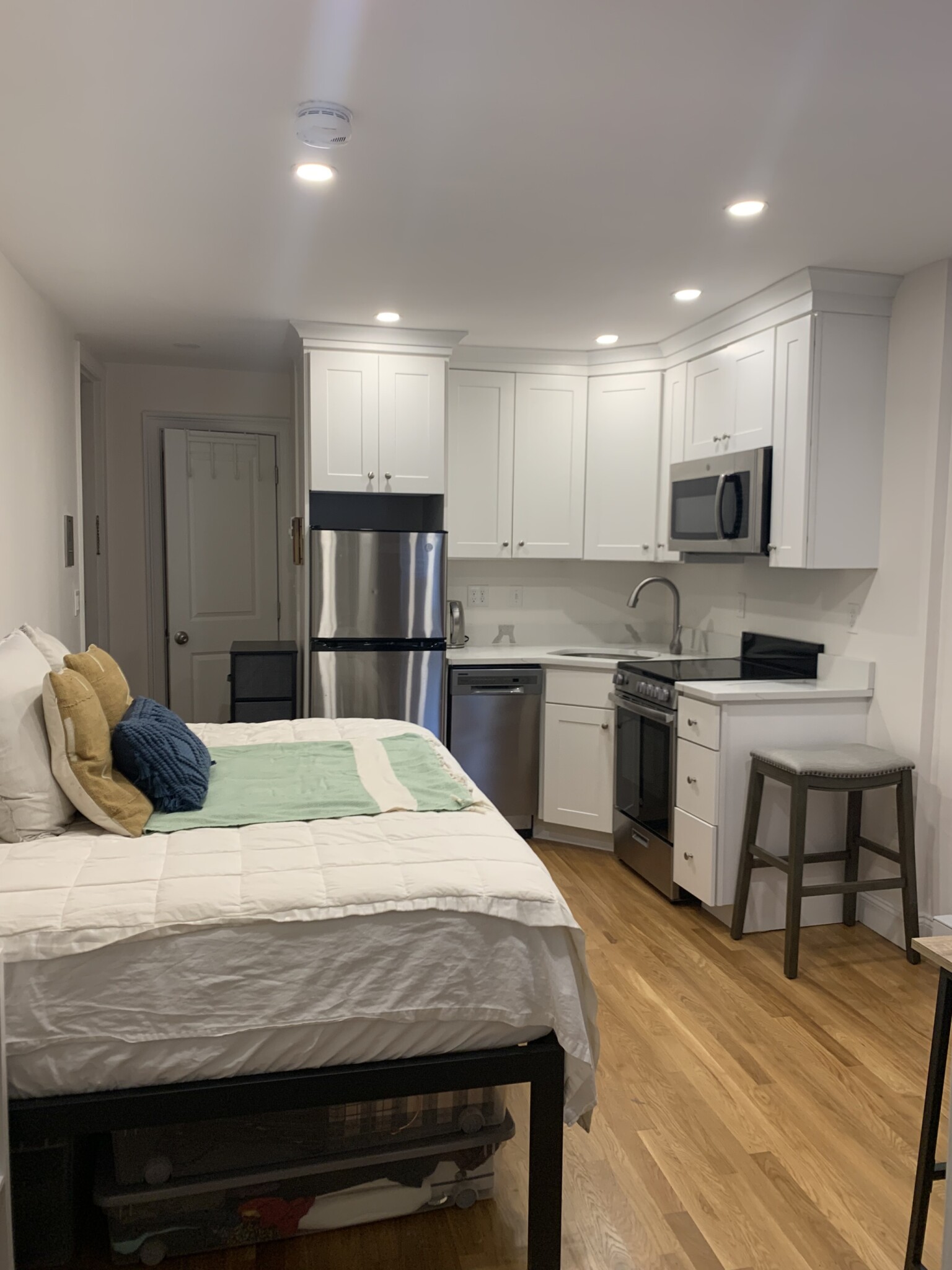 92 West Cedar, Beacon Hill