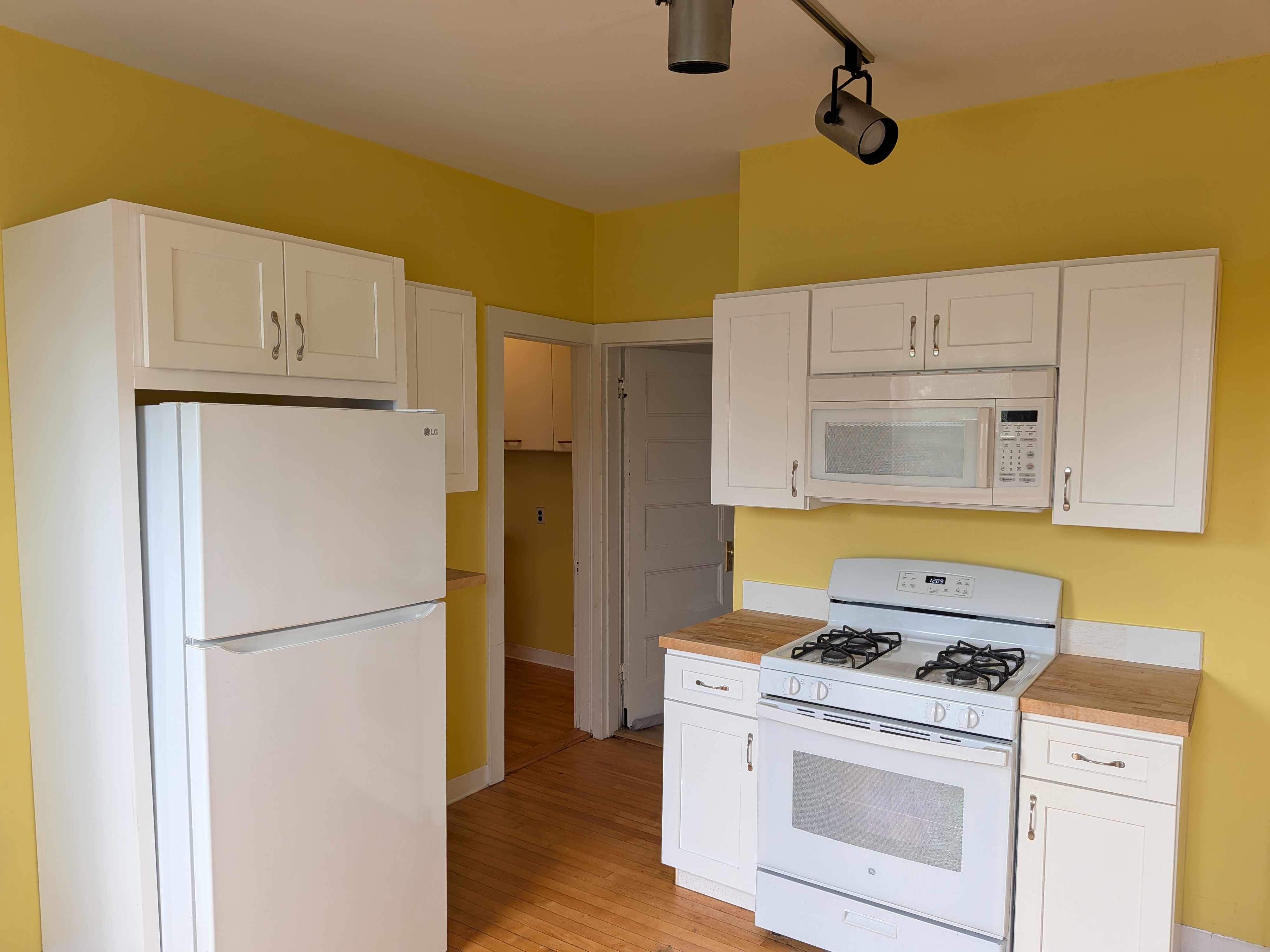 Photos of apartment on Glenwood Ave.,Cambridge MA 02139
