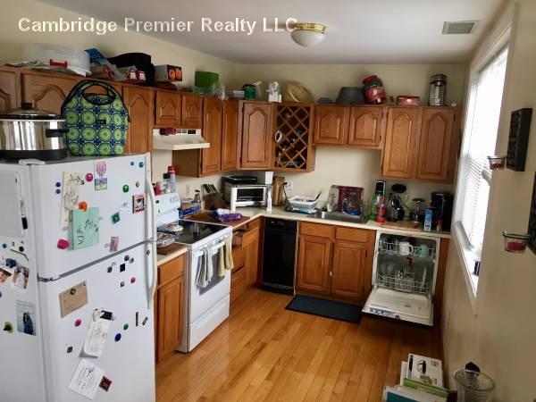 154 Cedar St, Powder House Square