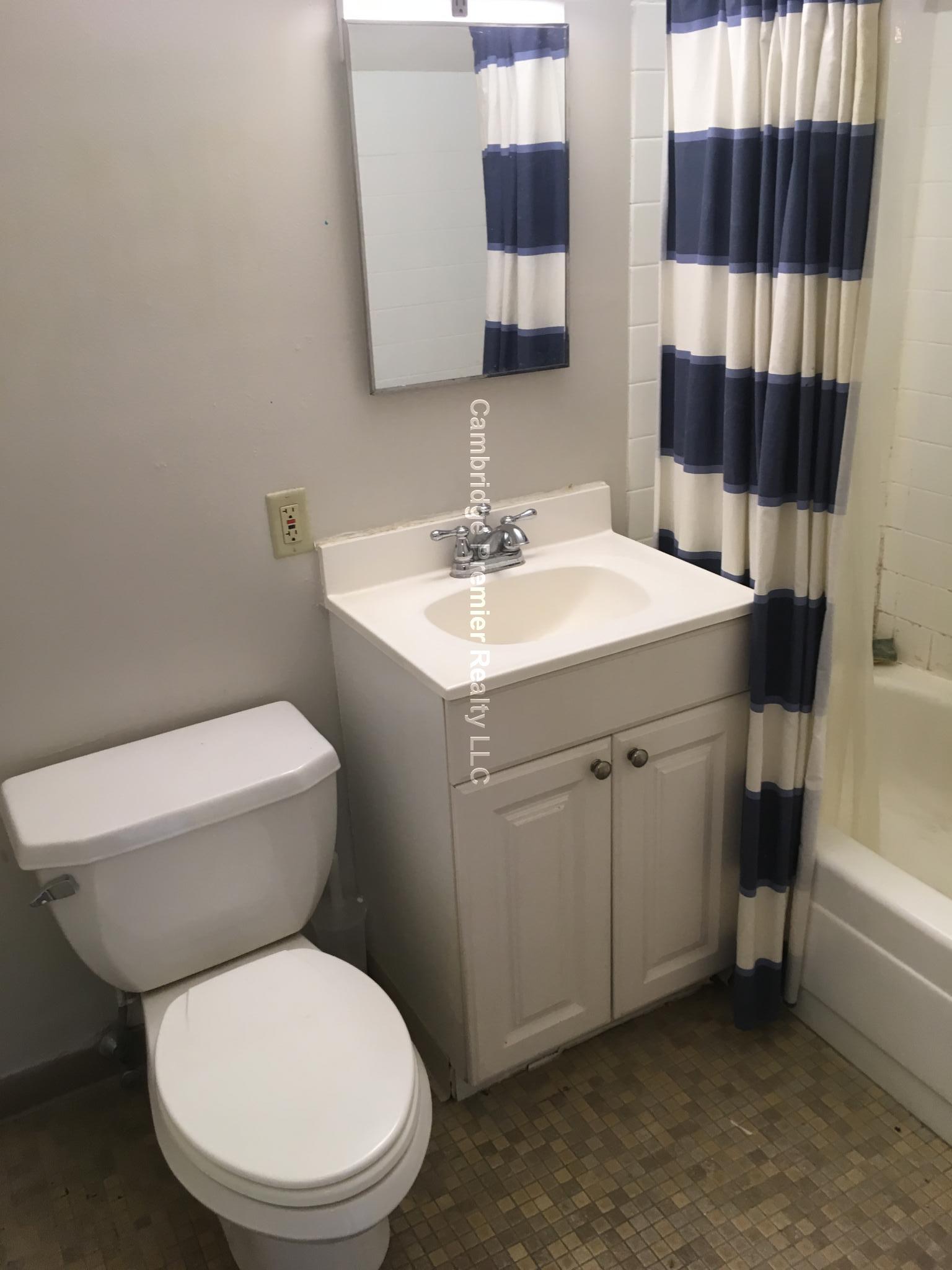 812 Memorial Dr, Central Square