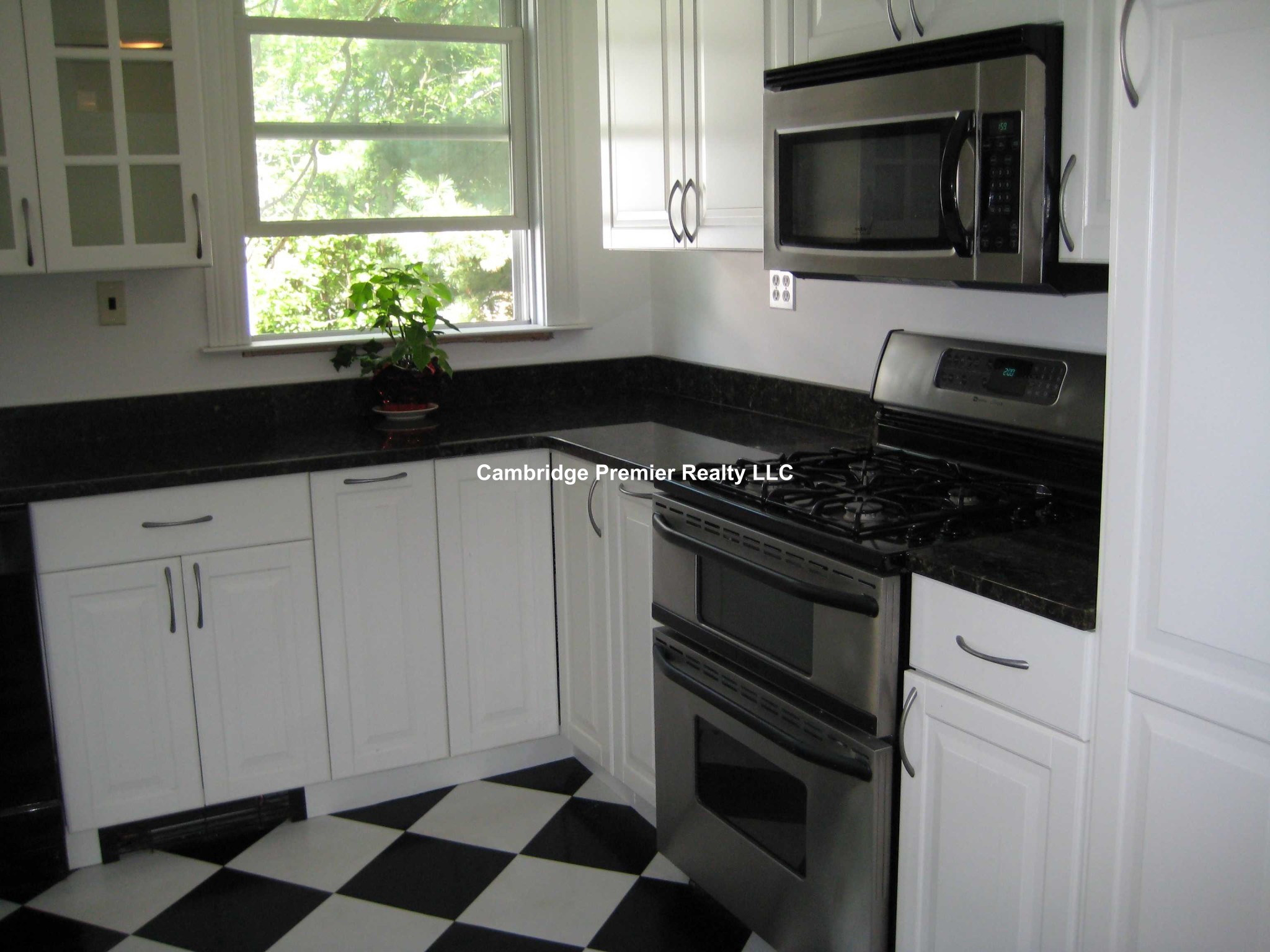 71 Putnam Ave, Riverside