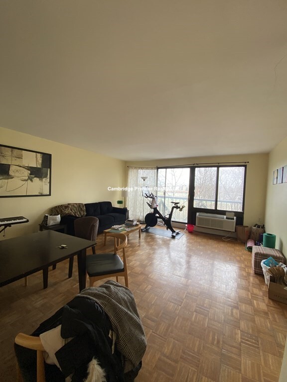 1105 Massachusetts Ave, Harvard Square