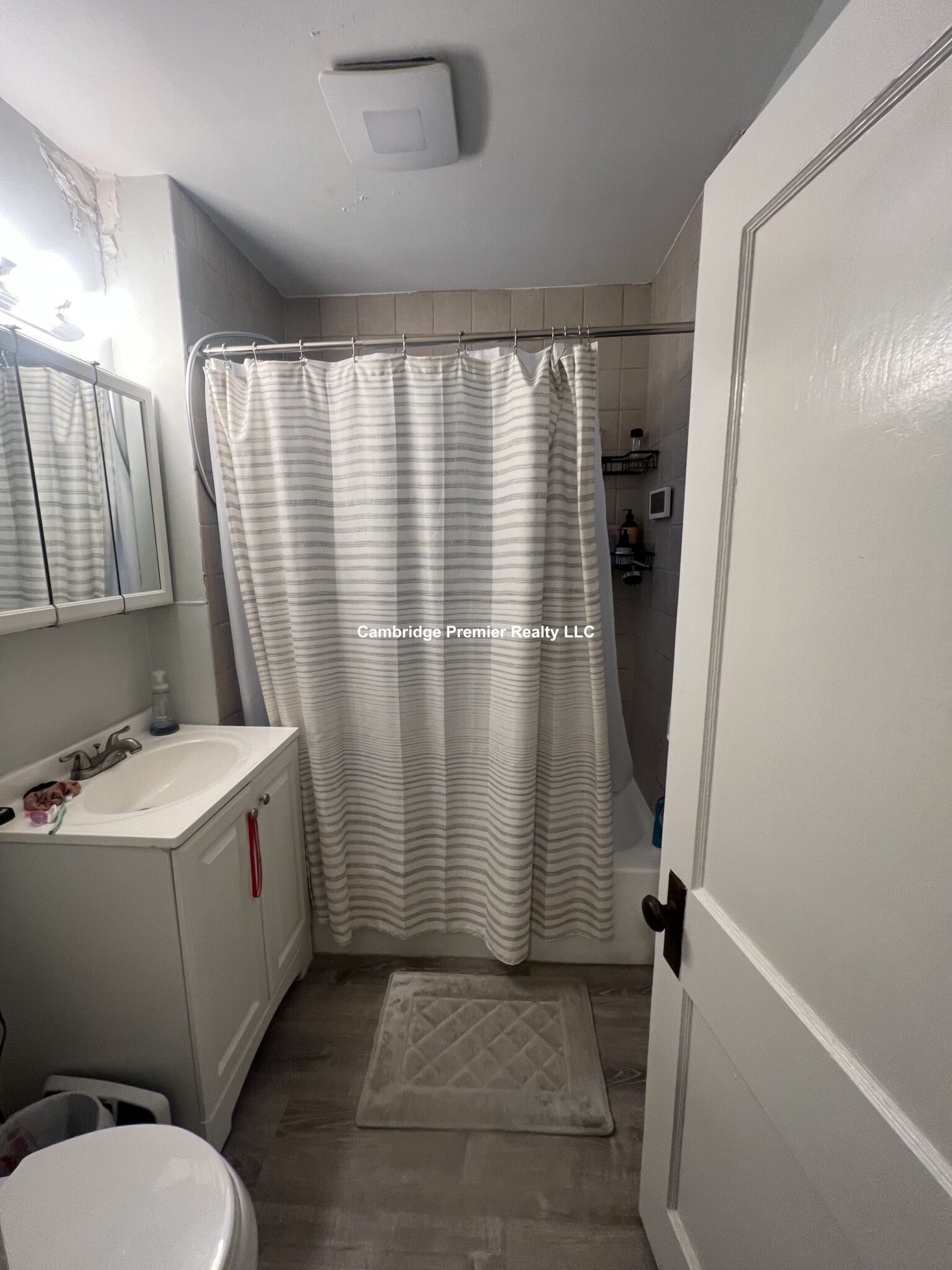 382 Beale, Wollaston