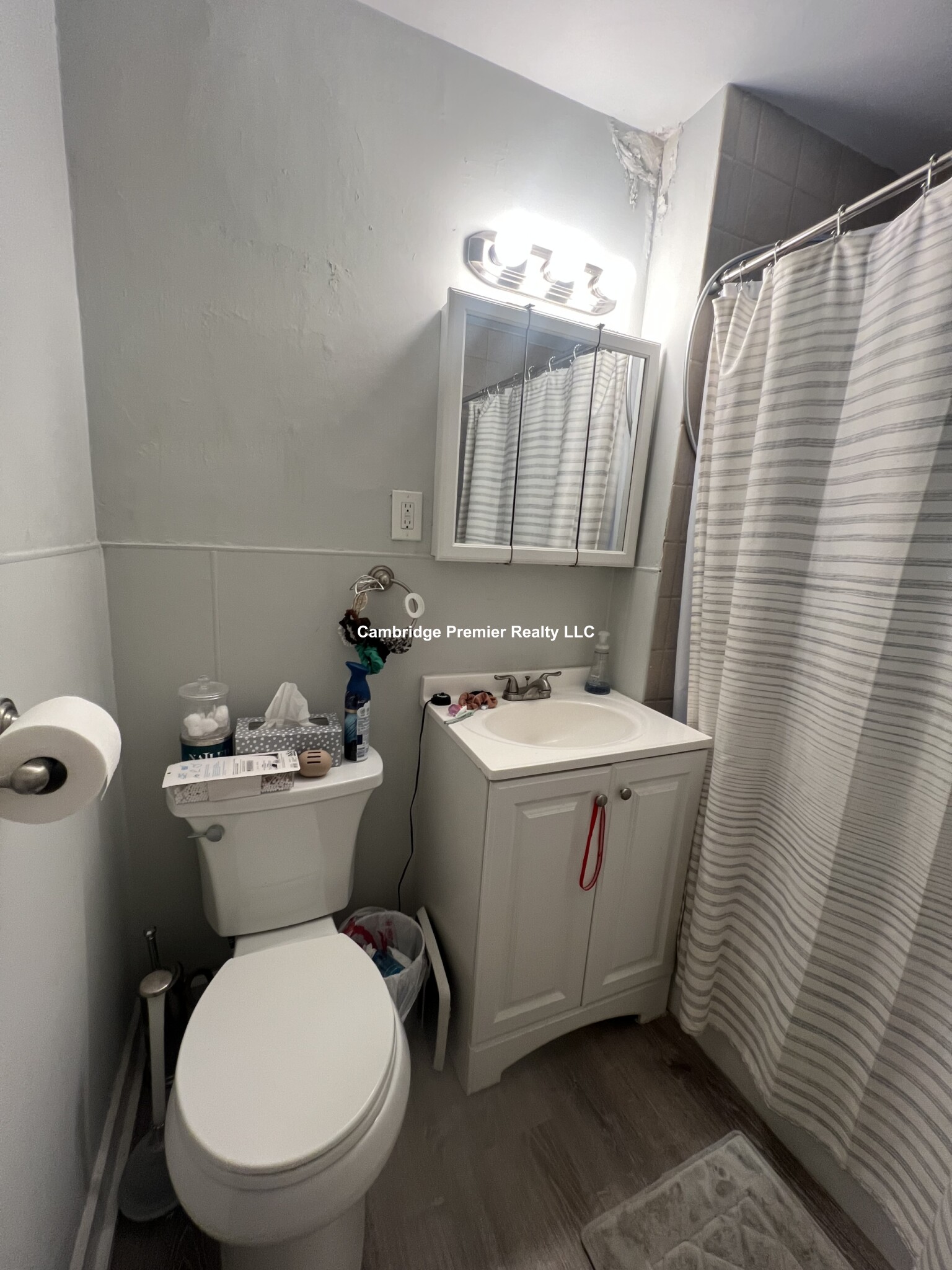 382 Beale, Wollaston