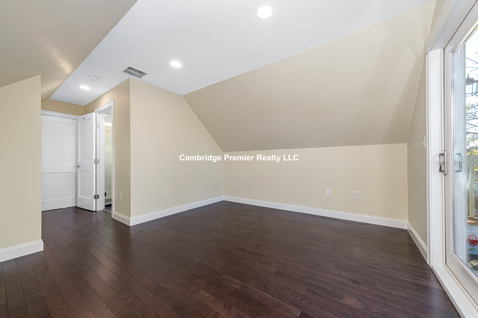 62 Bradbury Ave, Medford